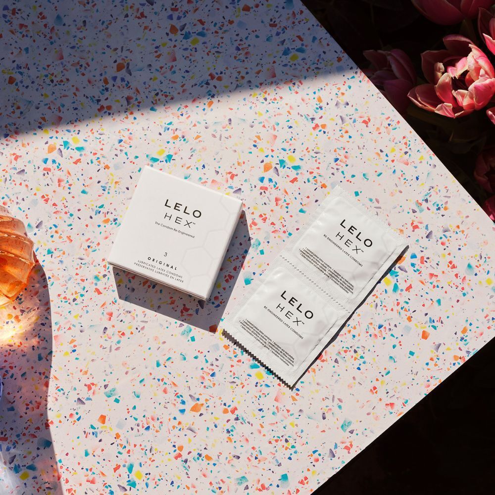 Una confezione di preservativi Lelo HEX Original e tre confezioni singole.