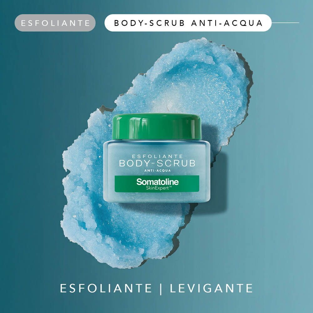 Un vasetto di Somatoline Body-Scrub Anti-Acqua su un mucchio di gel blu.