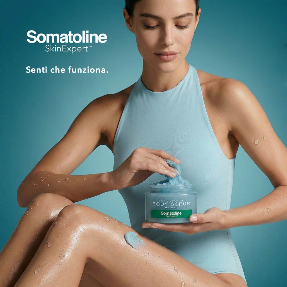 Donna che tiene Somatoline Body-Scrub Anti-Acqua e lo applica sulla pelle.