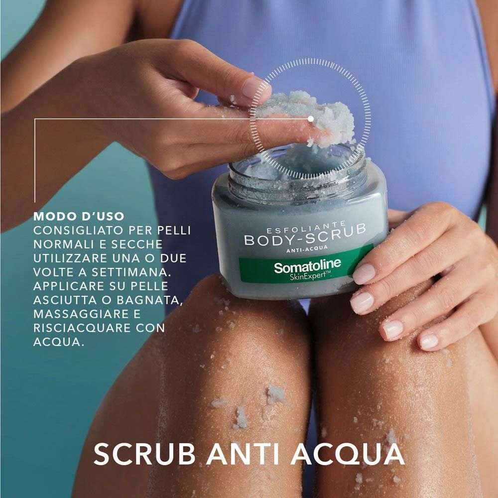 Mani che prelevano Somatoline Body-Scrub Anti-Acqua da un vasetto.