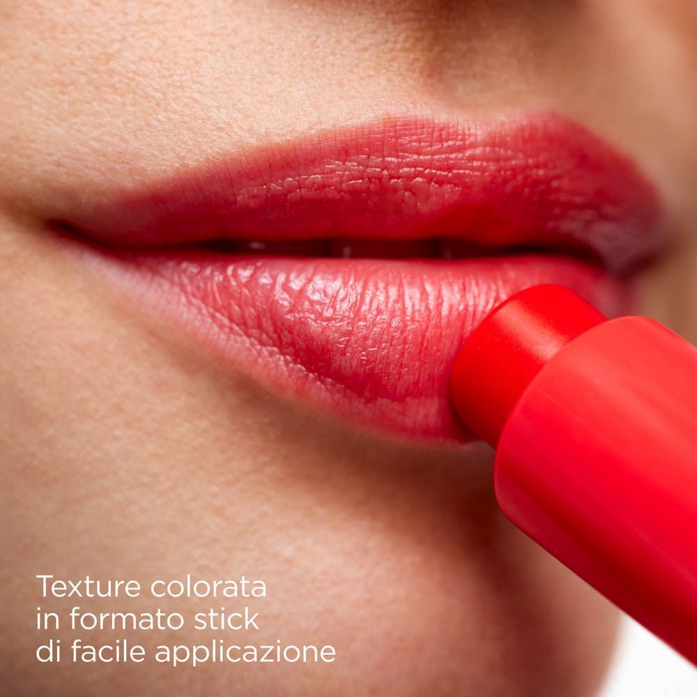 Primo piano di labbra trattate con uno stick rossetto ISDIN rosso con acido ialuronico.