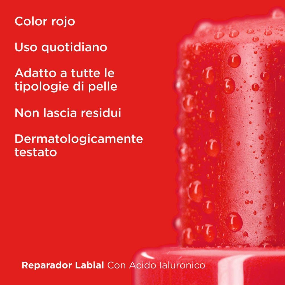 Stick rossetto ISDIN rosso con acido ialuronico, coperto di gocce d'acqua.