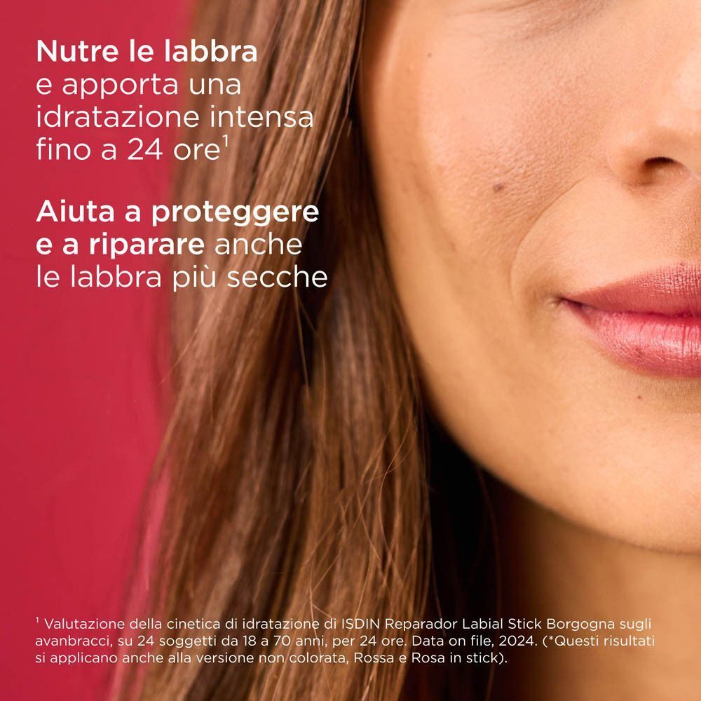 Primo piano di una donna che usa ISDIN balsamo labbra con acido ialuronico e vitamina E.