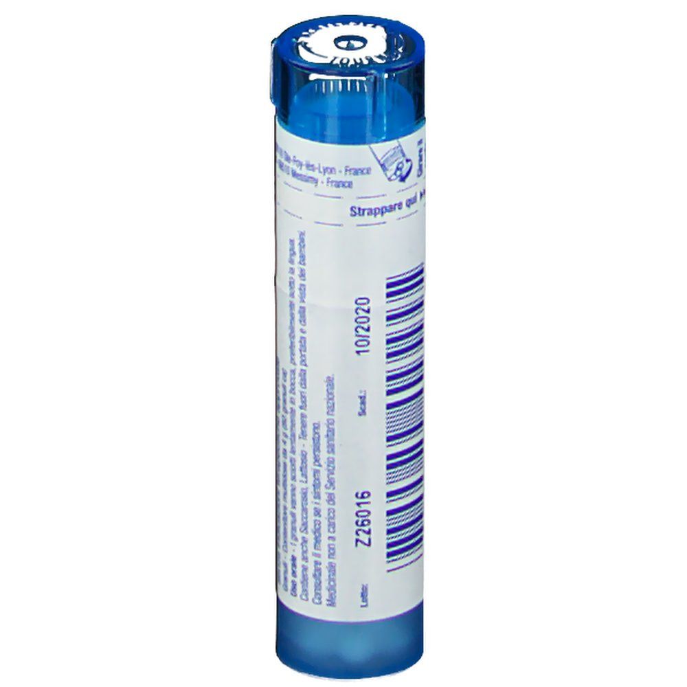 Confezione cilindrica blu e bianca. Scritta: Boiron. Informazioni visibili: indirizzo, numero di lotto, data di scadenza.