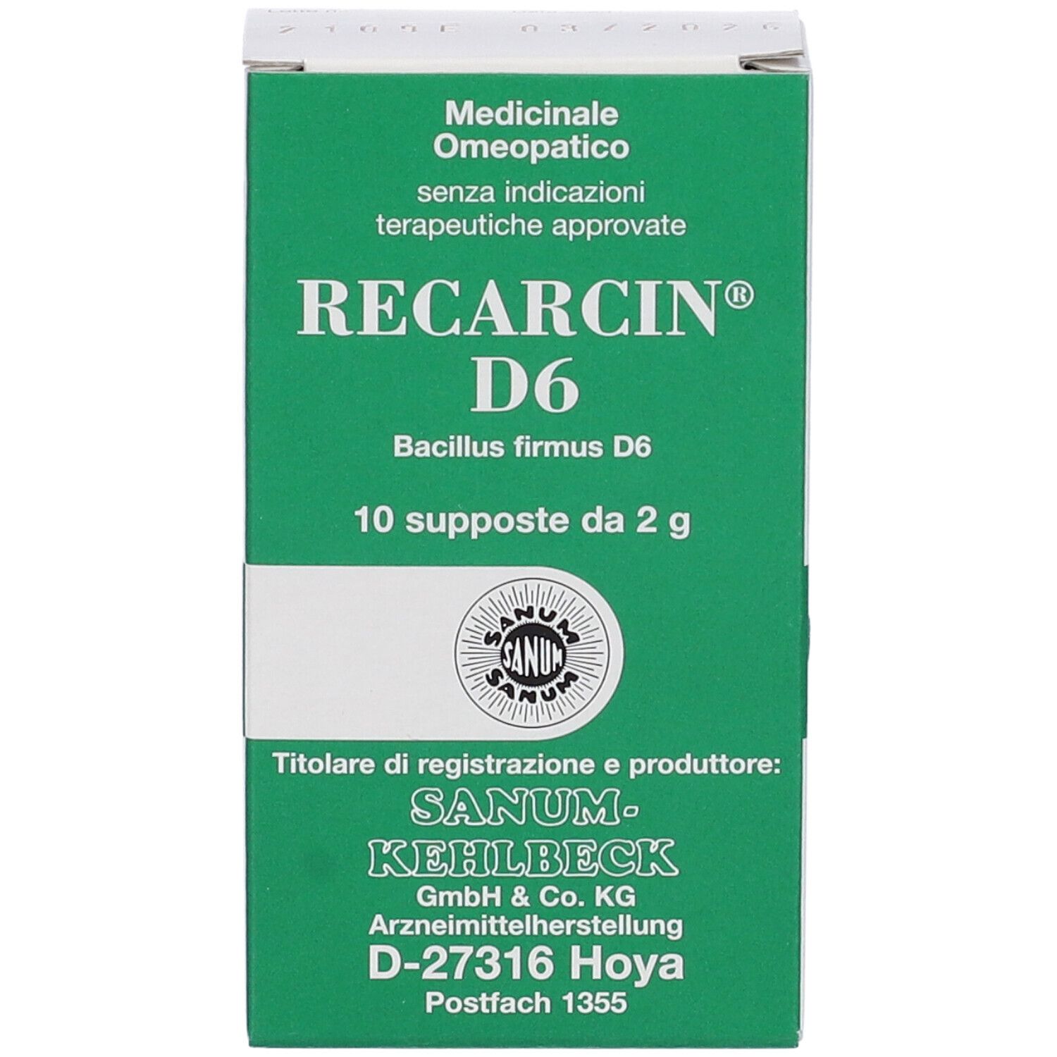 Fronte della confezione Sanum Recarcin D6 Supposte. Scatola verde e bianca con nome e logo. 10 supposte.