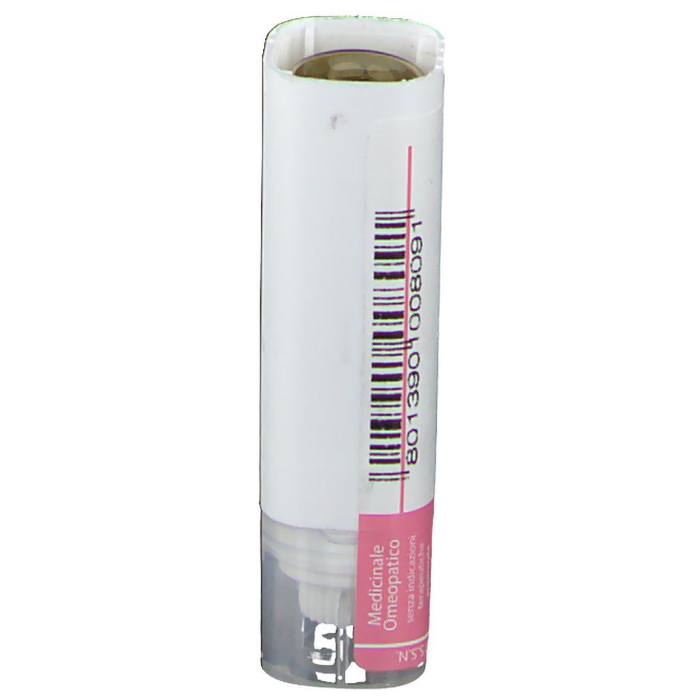 Confezione cilindrica con etichetta bianca e accenti rosa. Codice a barre e testo: Medicinale Omeopatico. Altri dettagli testuali.