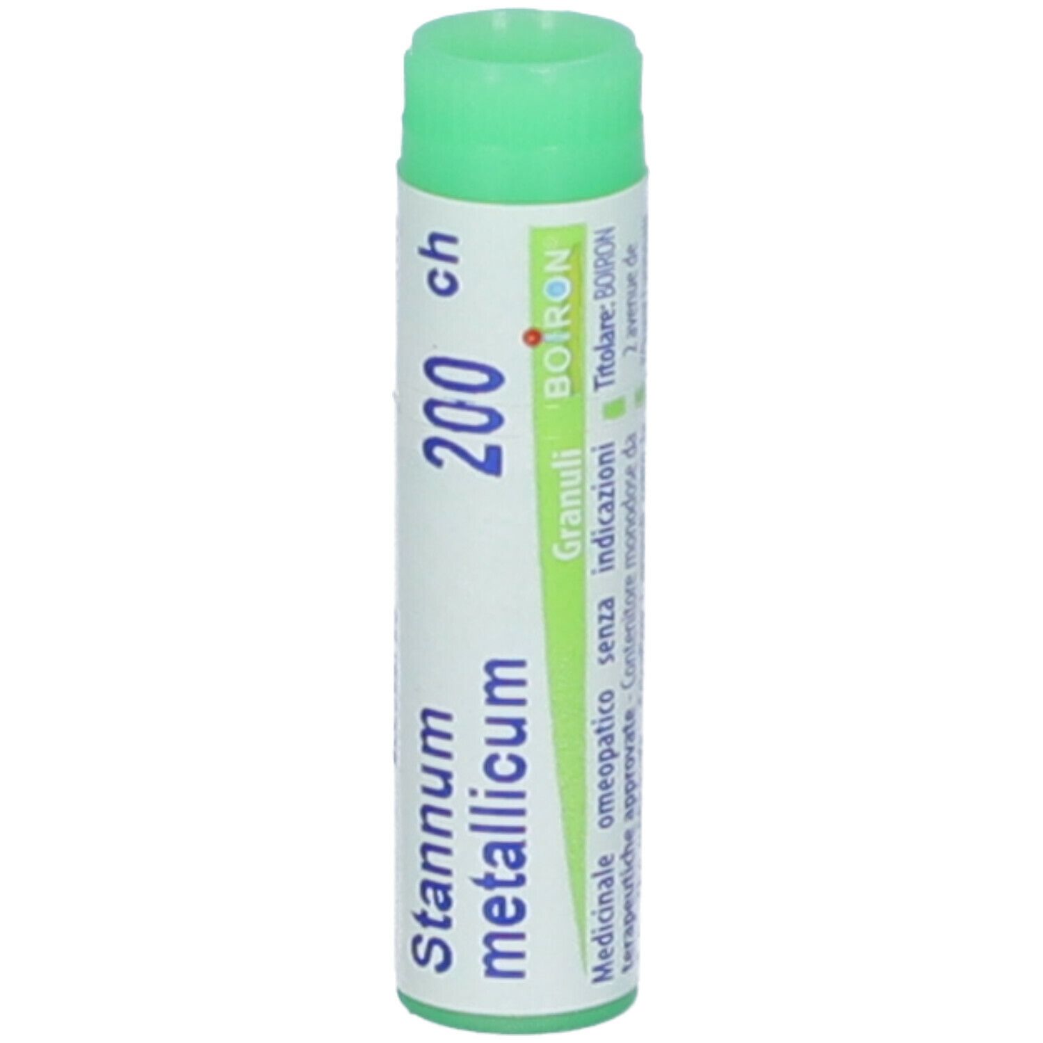 Confezione cilindrica con tappo verde. Scritta: Stannum metallicum 200 ch, BOIRON. Ulteriori informazioni sulla confezione.