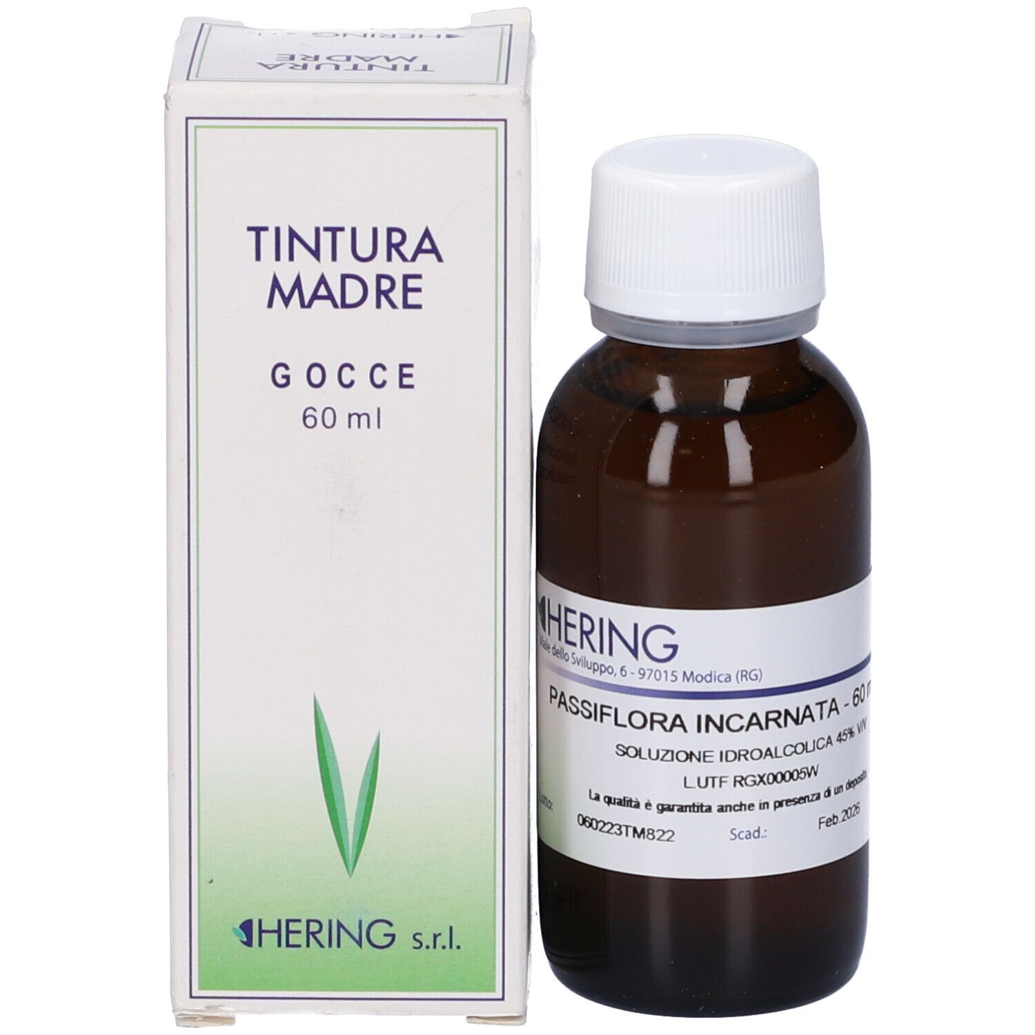 Flacone di vetro marrone con tappo bianco e scatola. Scatola con nome del prodotto e logo. Marca: Hering.