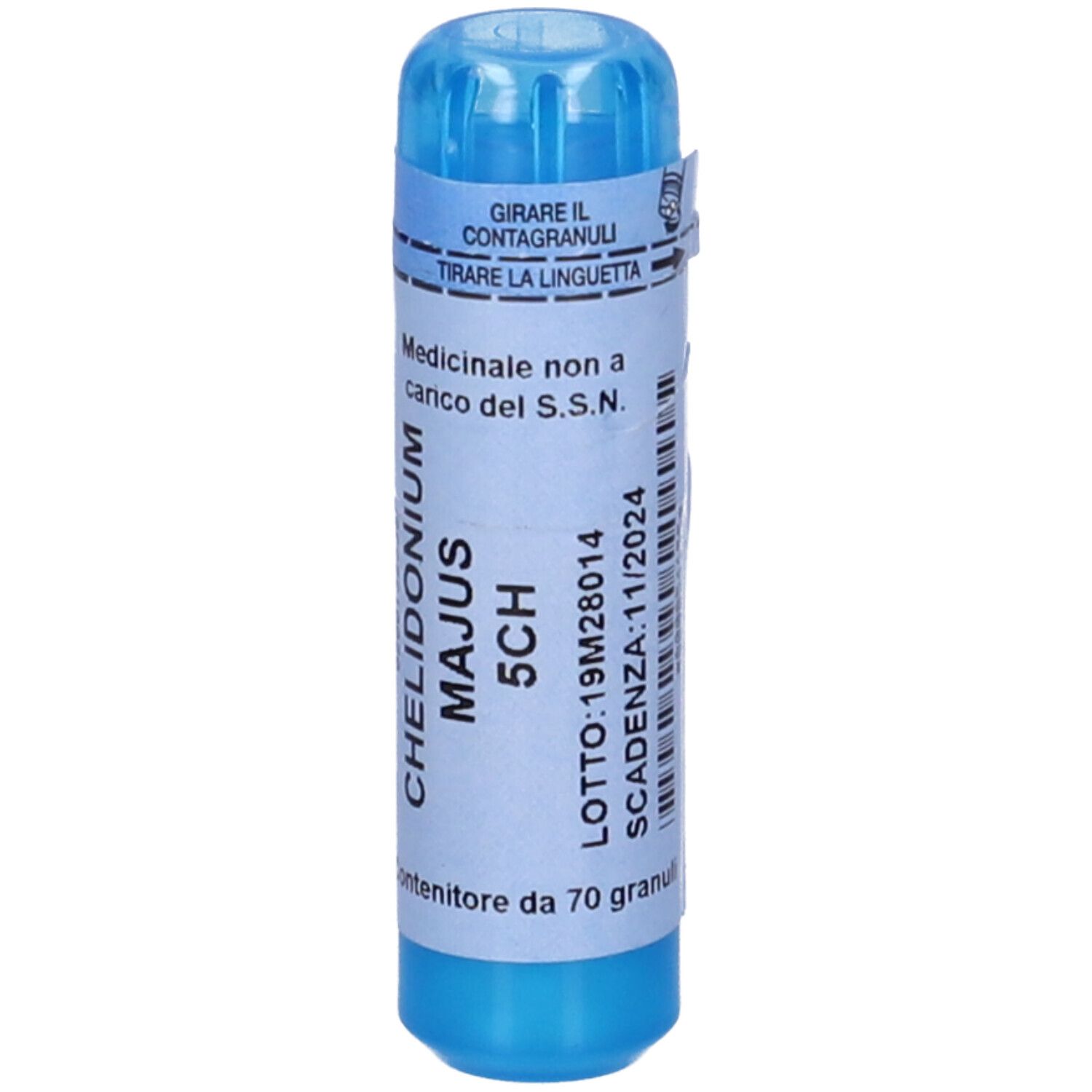 Contenitore cilindrico blu con etichetta bianca. Scritto: CHELIDONIUM MAJUS 5CH. Contenuto: 70 Granuli. Scadenza.