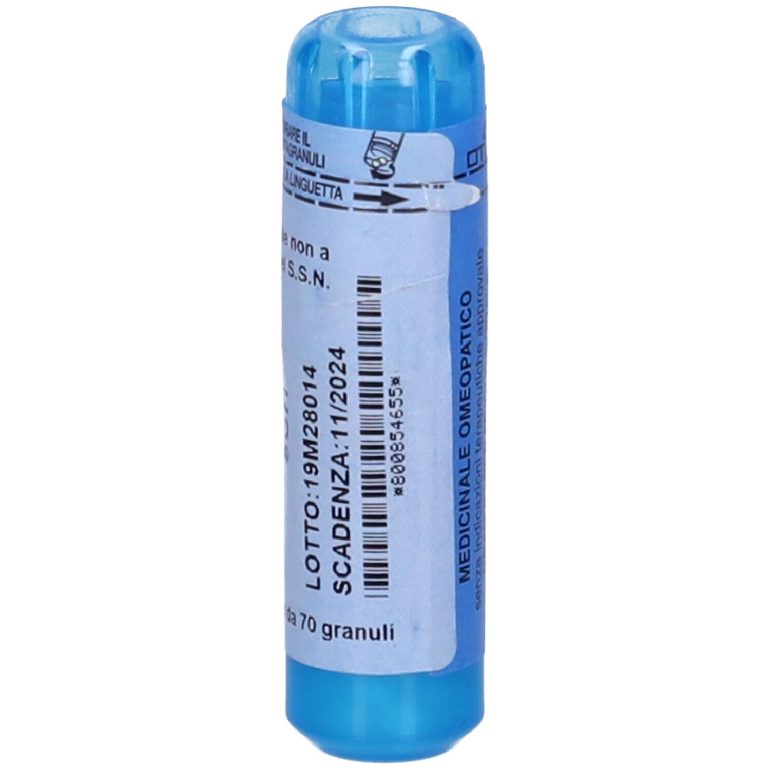 Contenitore blu con etichetta bianca. Scritto: MEDICINALE OMEOPATICO. Contenuto: 70 Granuli. Scadenza.