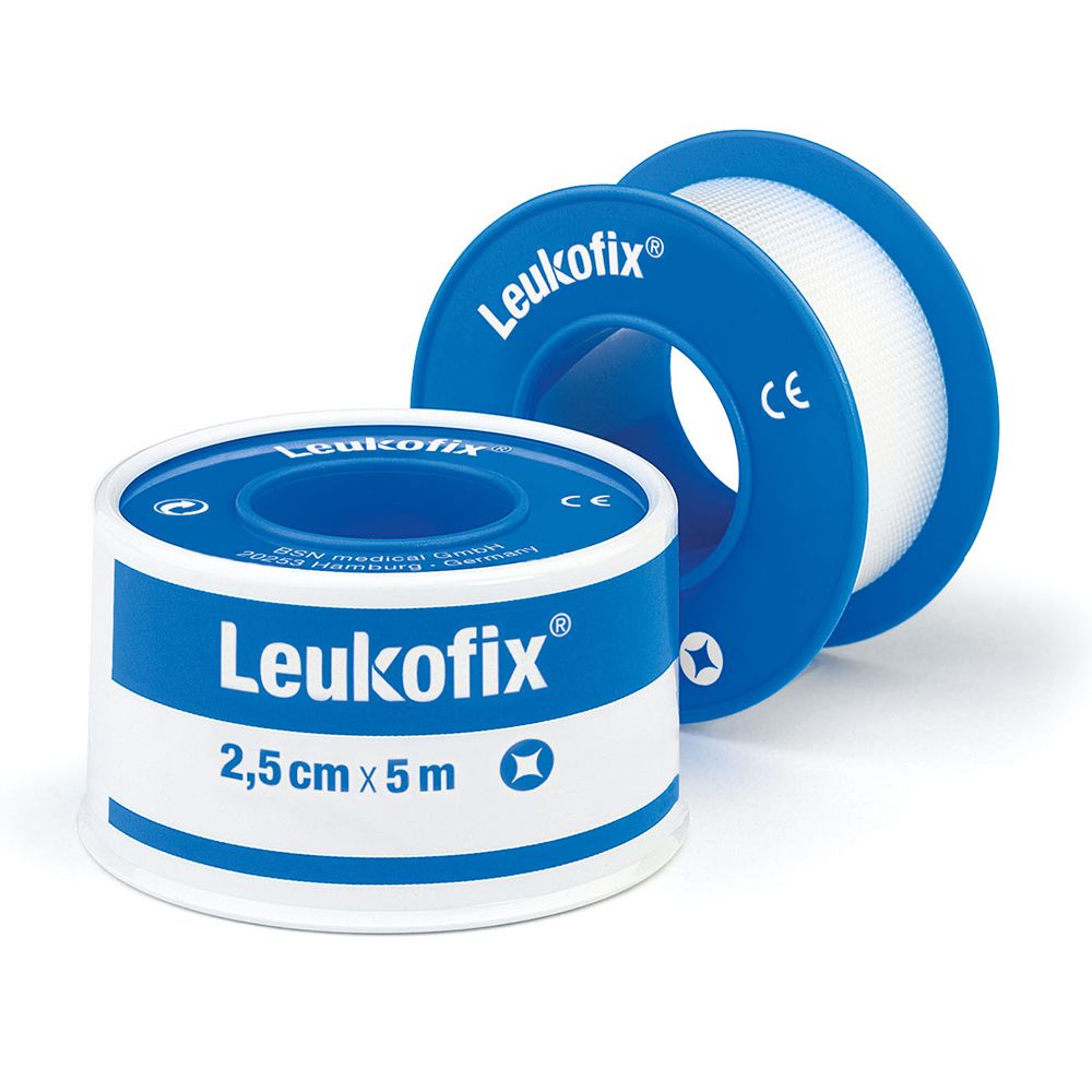 Due rotoli di nastro adesivo Leukofix. Scritta Leukofix. Dimensione 2,5 cm x 5 m. Marchio CE. Design blu e bianco.