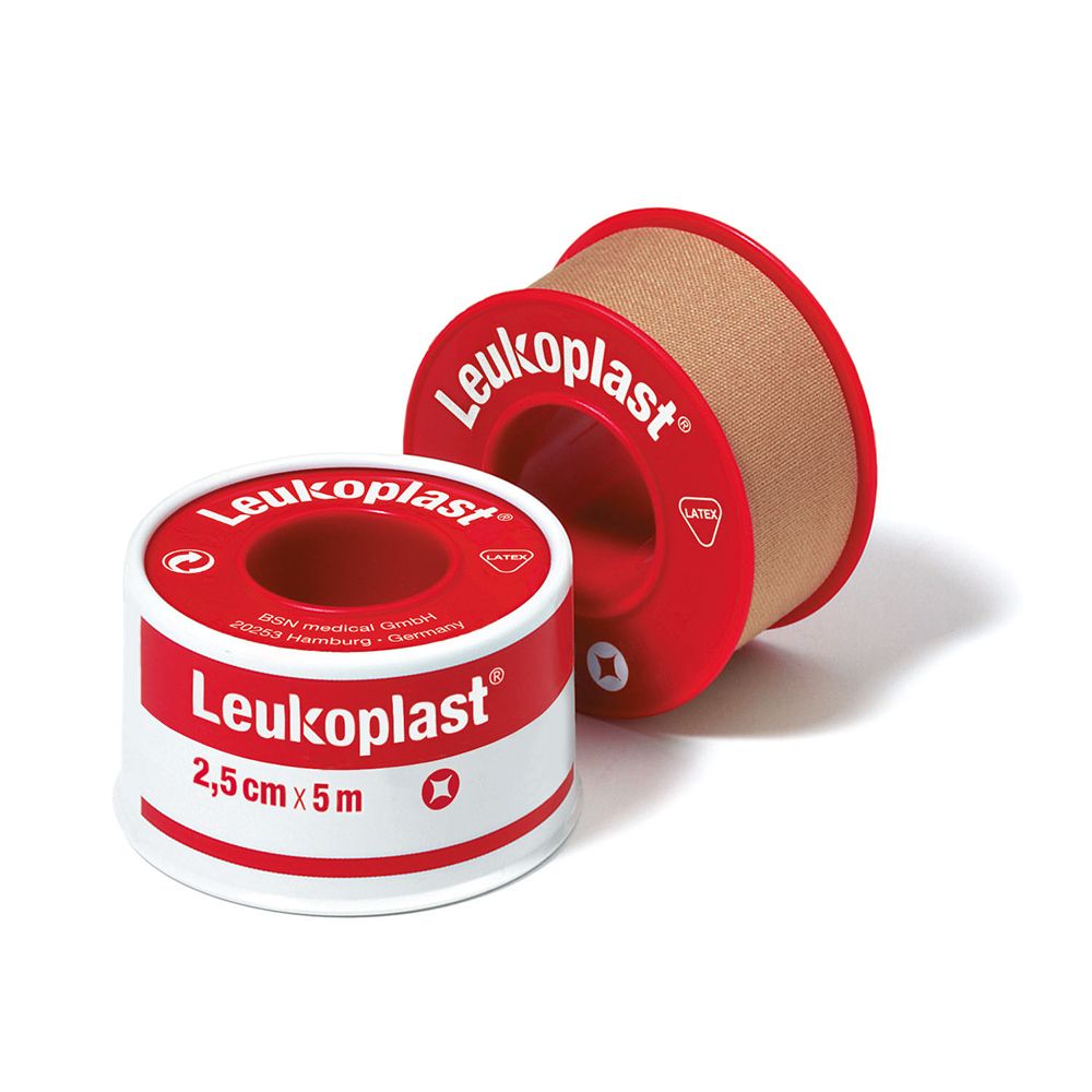 Due rotoli di Leukoplast®. Un rotolo con scritta 2,5 cm x 5 m. Anima e nastro rossi.