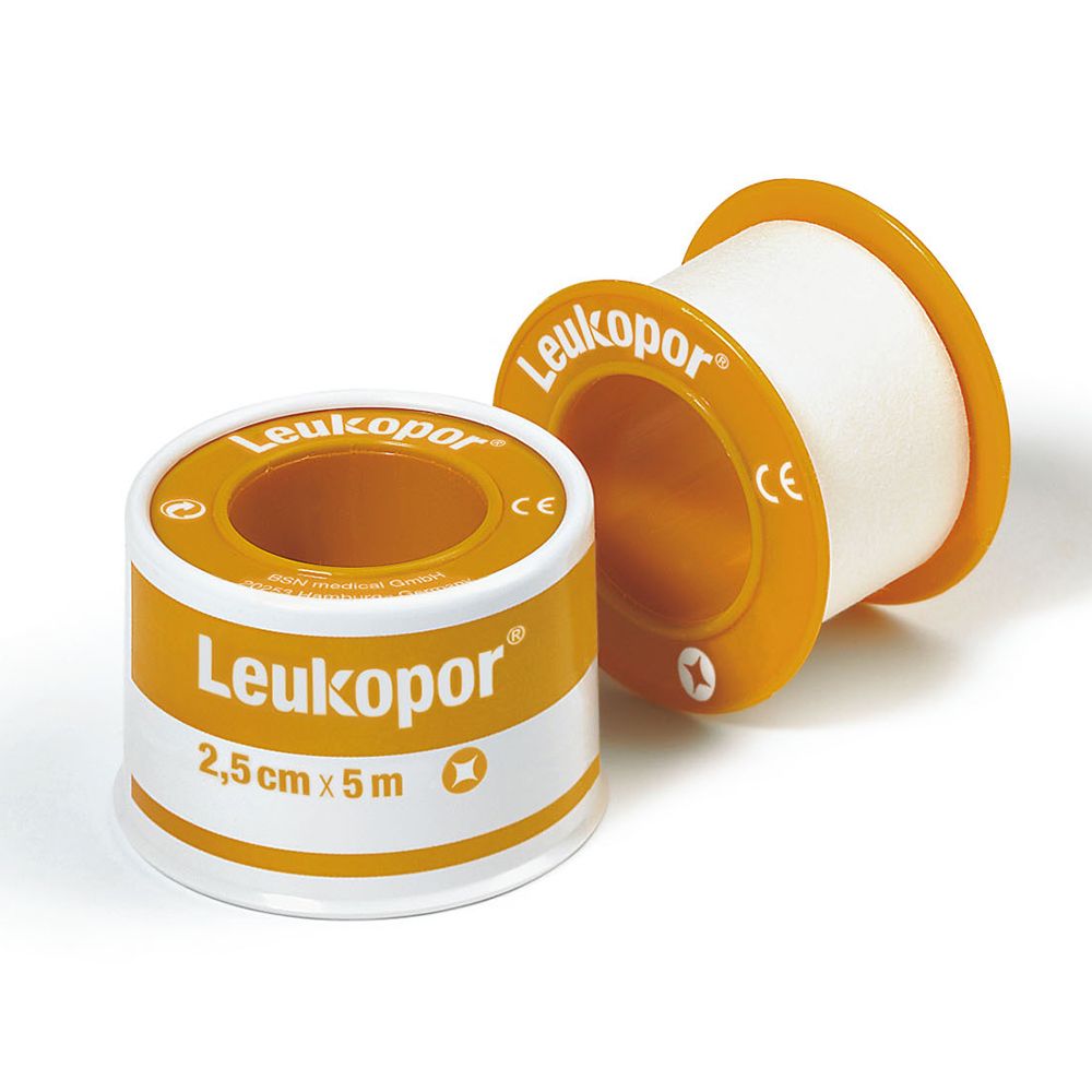 Due rotoli di cerotto. Scritta Leukopor®, 2,5 cm x 5 m e marchio CE. Confezione giallo-bianca.
