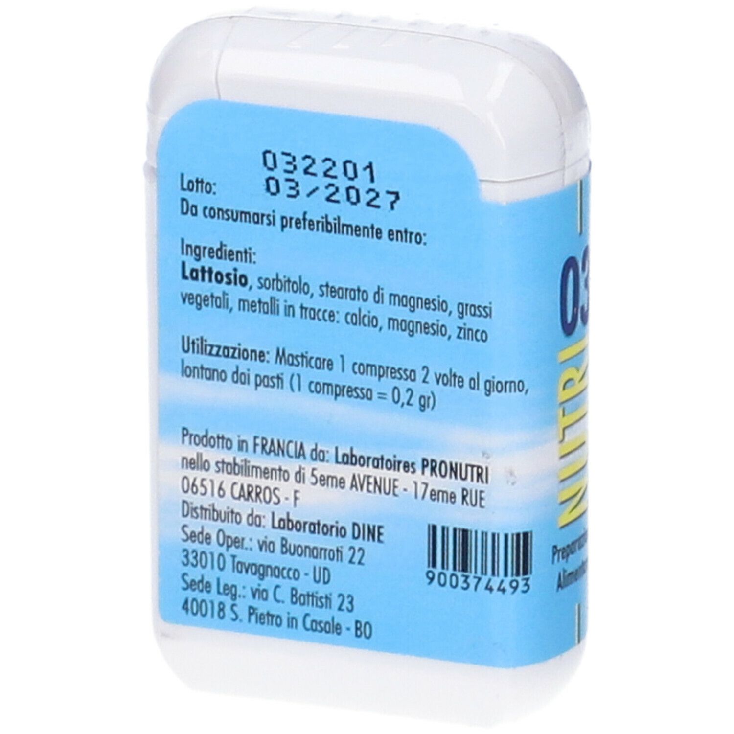 Contenitore bianco con etichetta blu. Scritta: NUTRI 03, ingredienti, scadenza, informazioni produttore.