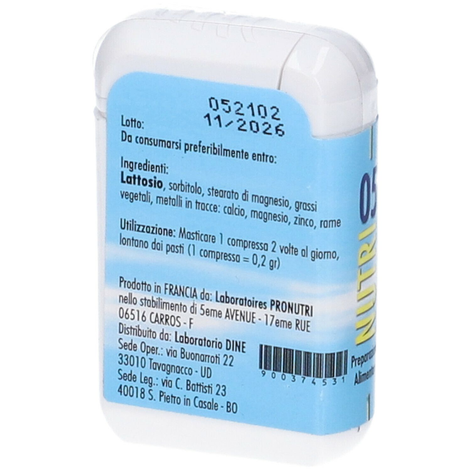 Scatola bianca rettangolare con etichetta blu. Scritta: 052102 11/2026, ingredienti, utilizzo, informazioni produttore.