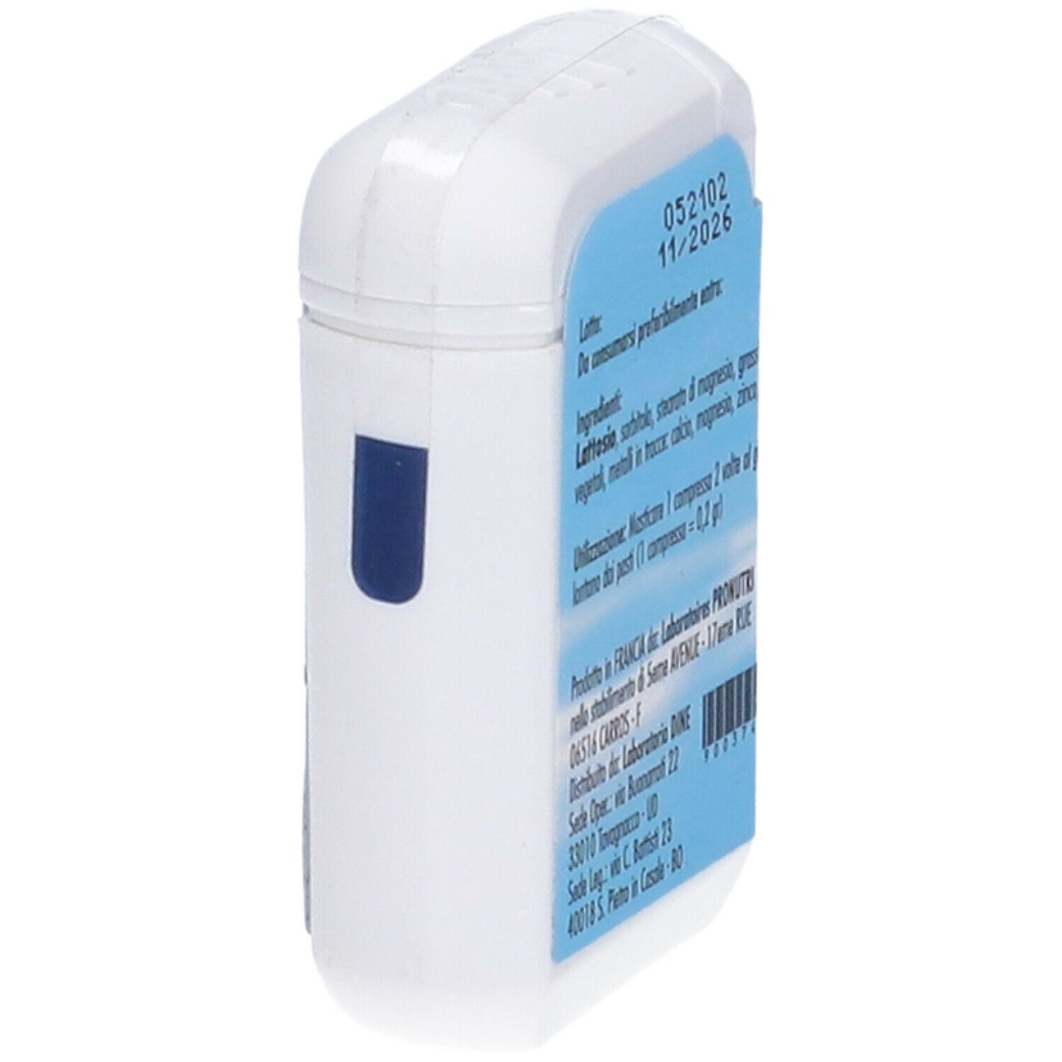 Scatola bianca rettangolare con etichetta blu. Scritta: 052102 11/2026, ingredienti, utilizzo, informazioni produttore.