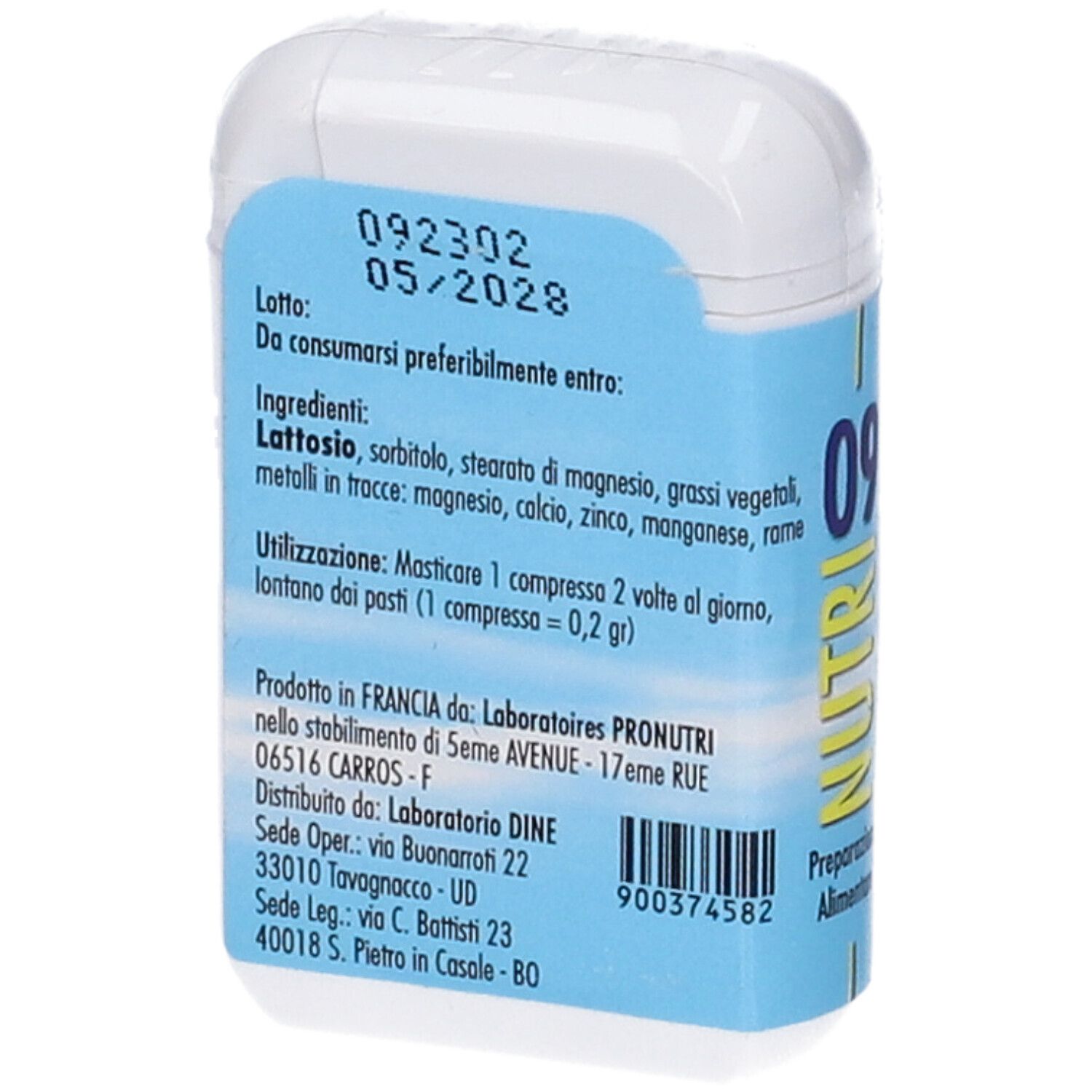 Contenitore bianco con etichetta blu. Ingredienti, data di scadenza e informazioni produttore. Forma arrotondata.
