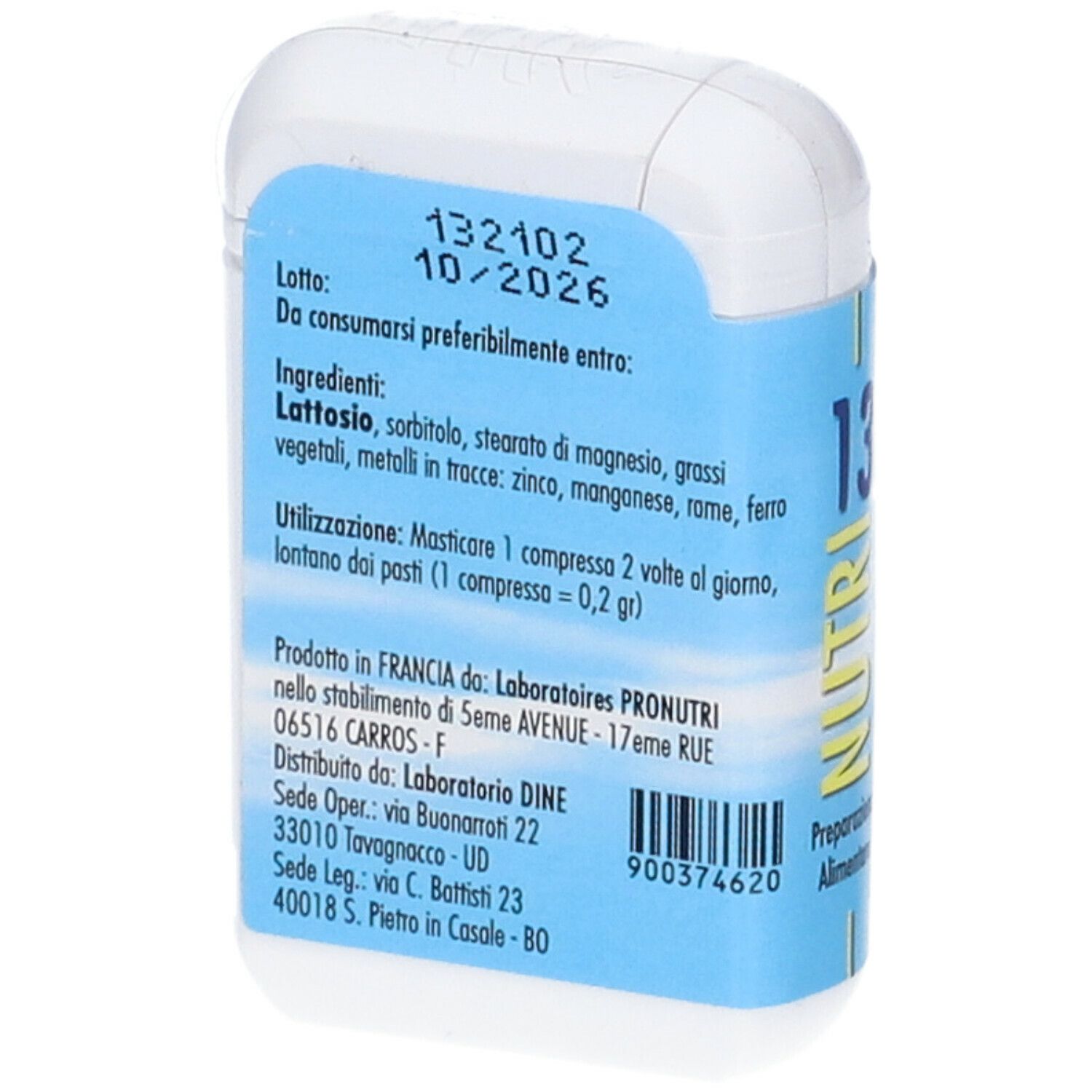 Retro del contenitore bianco con etichetta blu. Testo: 132102 10/2026. Ingredienti, istruzioni per l'uso, informazioni produttore.