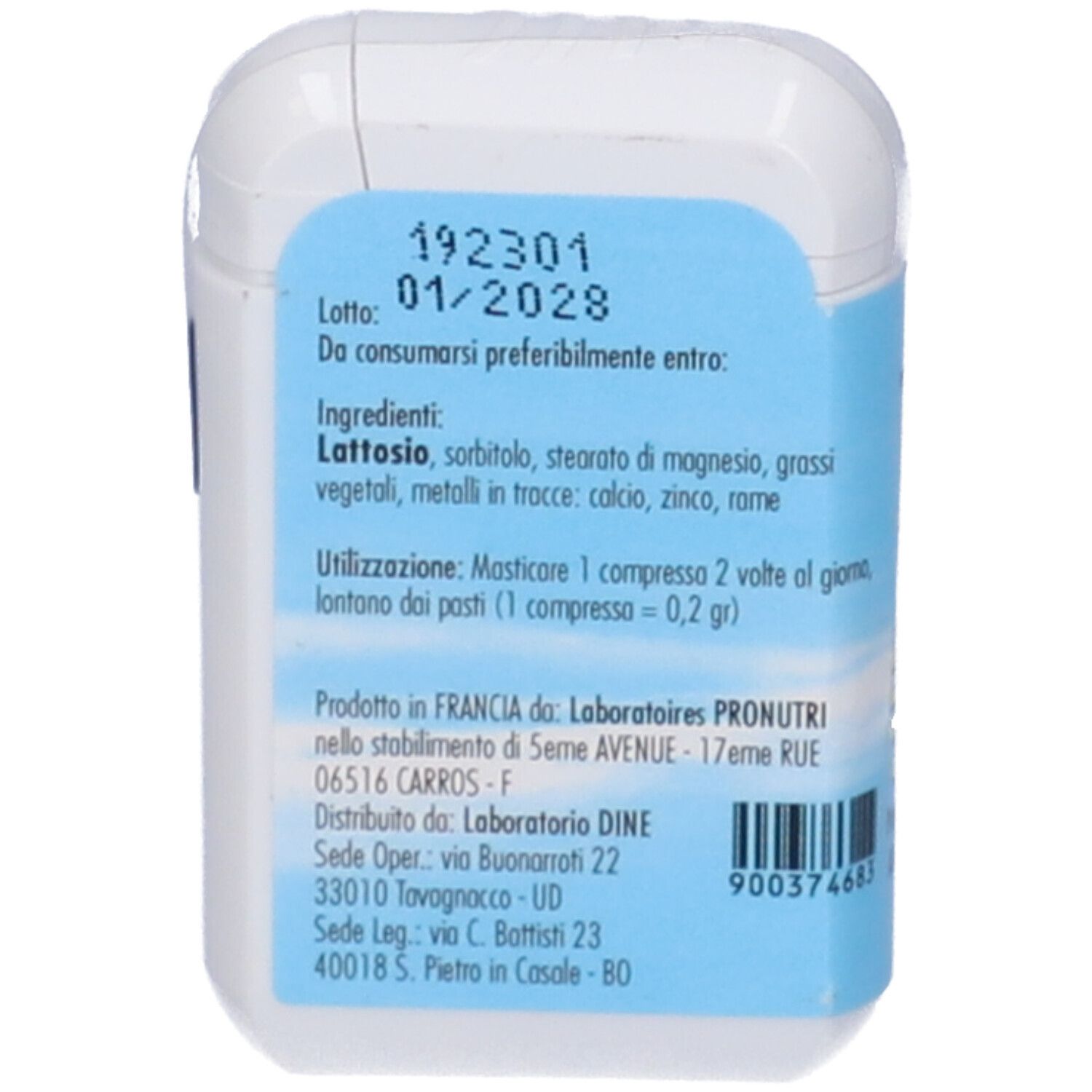 Retro del contenitore bianco. Etichetta blu con ingredienti, scadenza e informazioni produttore.