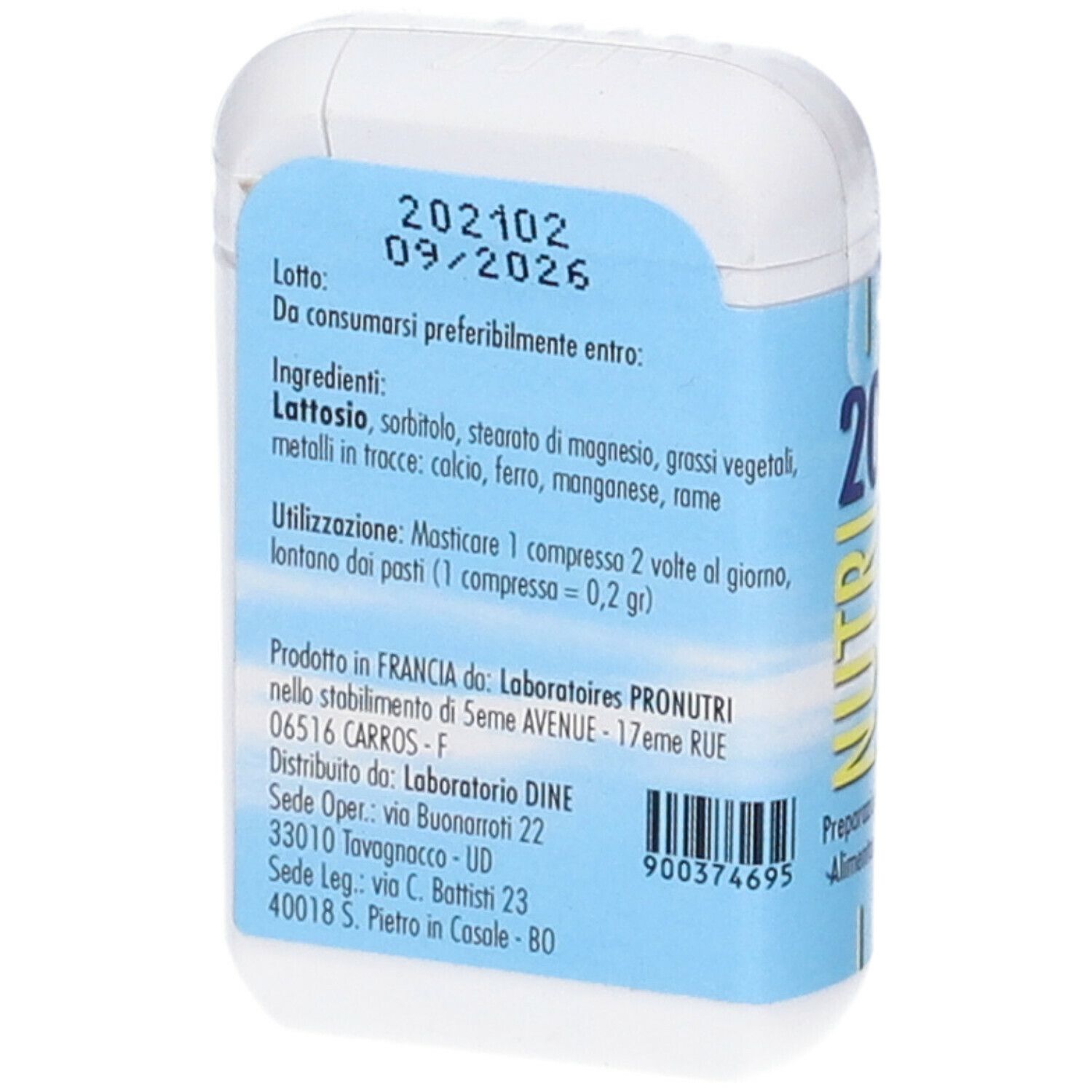 Scatola bianca con etichetta blu. Scritta: ingredienti, data di scadenza, informazioni produttore, numero di lotto.