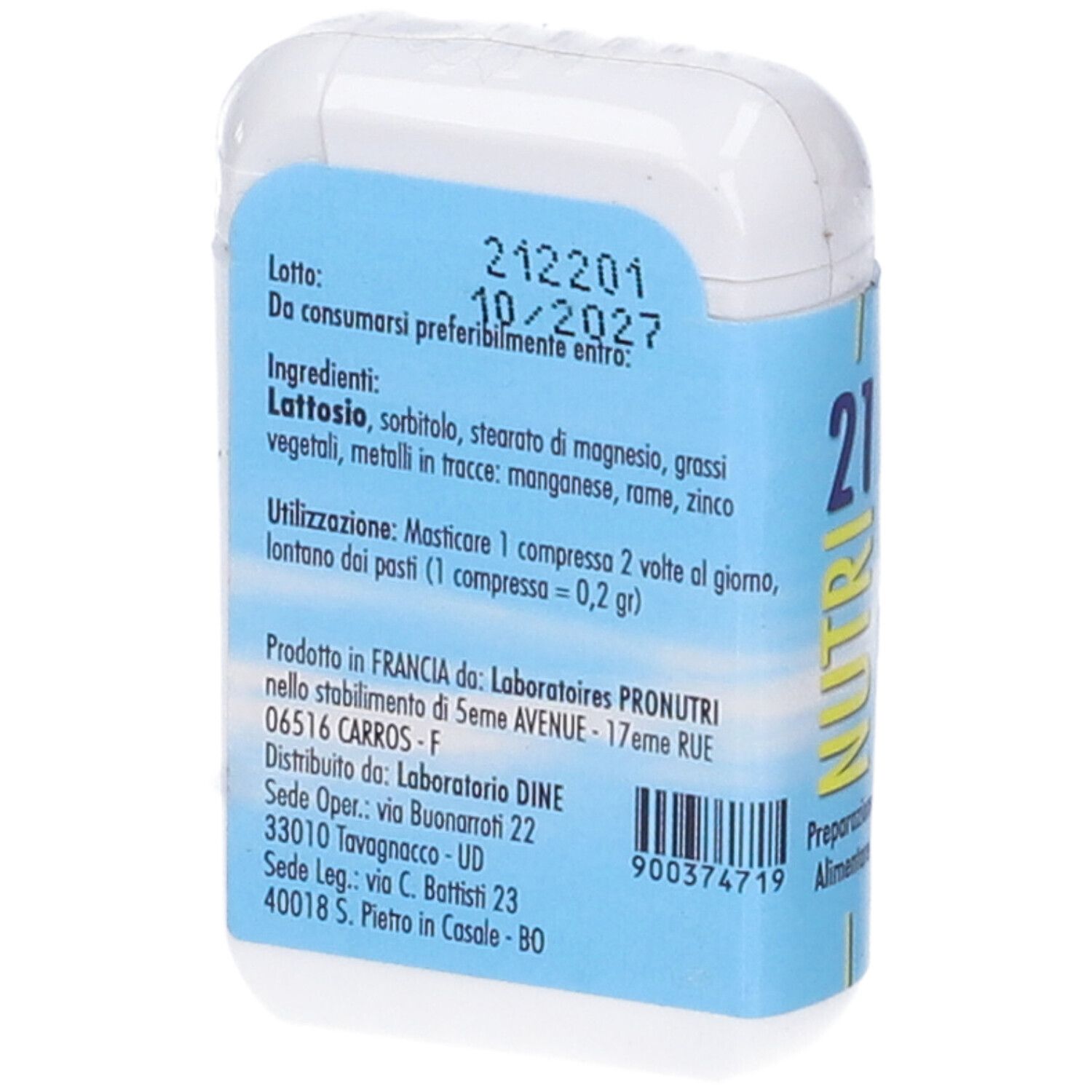 Contenitore bianco con etichetta blu. Scritta: NUTRI 21, ingredienti, scadenza 10/2027. Informazioni produttore.