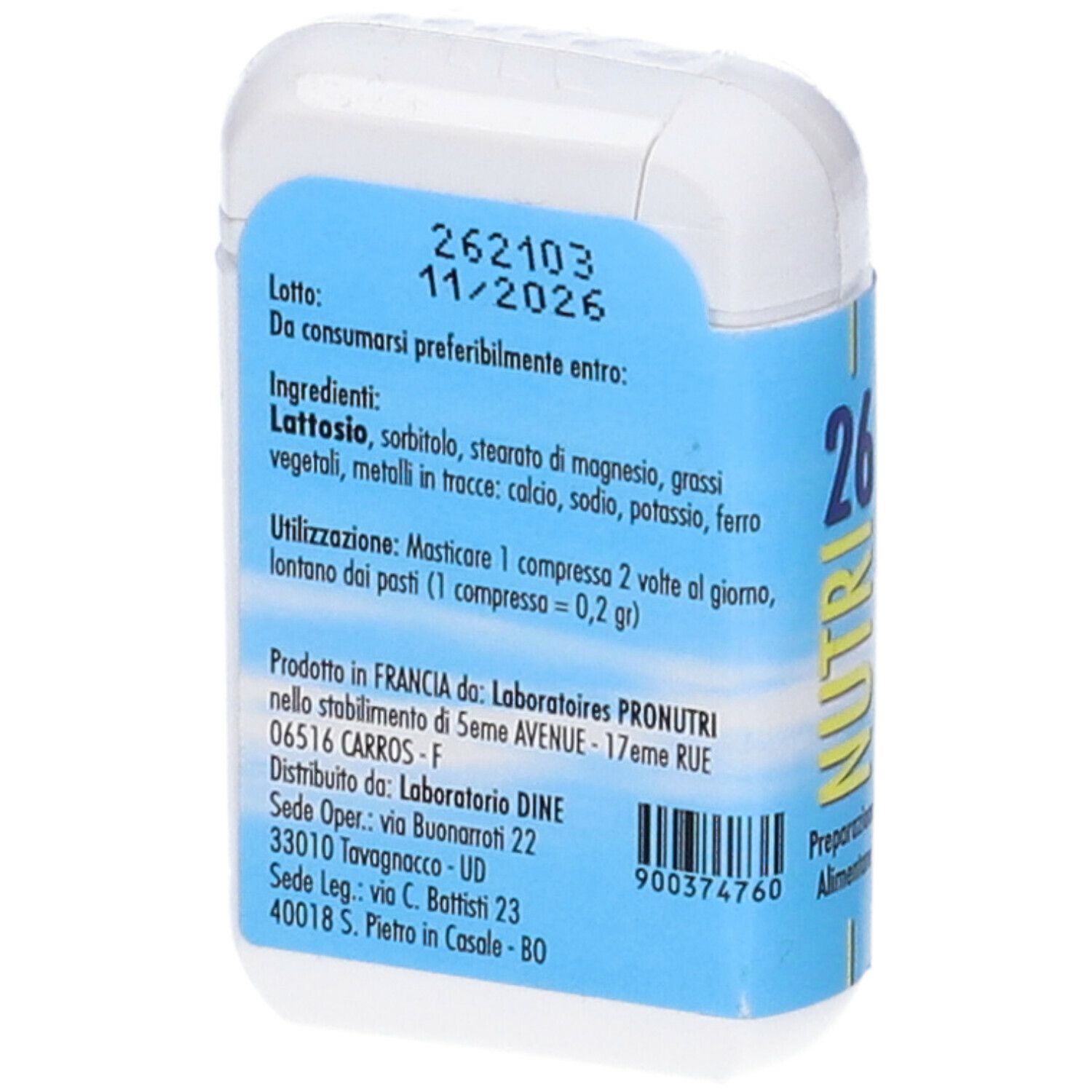 Contenitore bianco con etichetta blu. Scritta: NUTRI 26, ingredienti, data di scadenza, informazioni produttore.