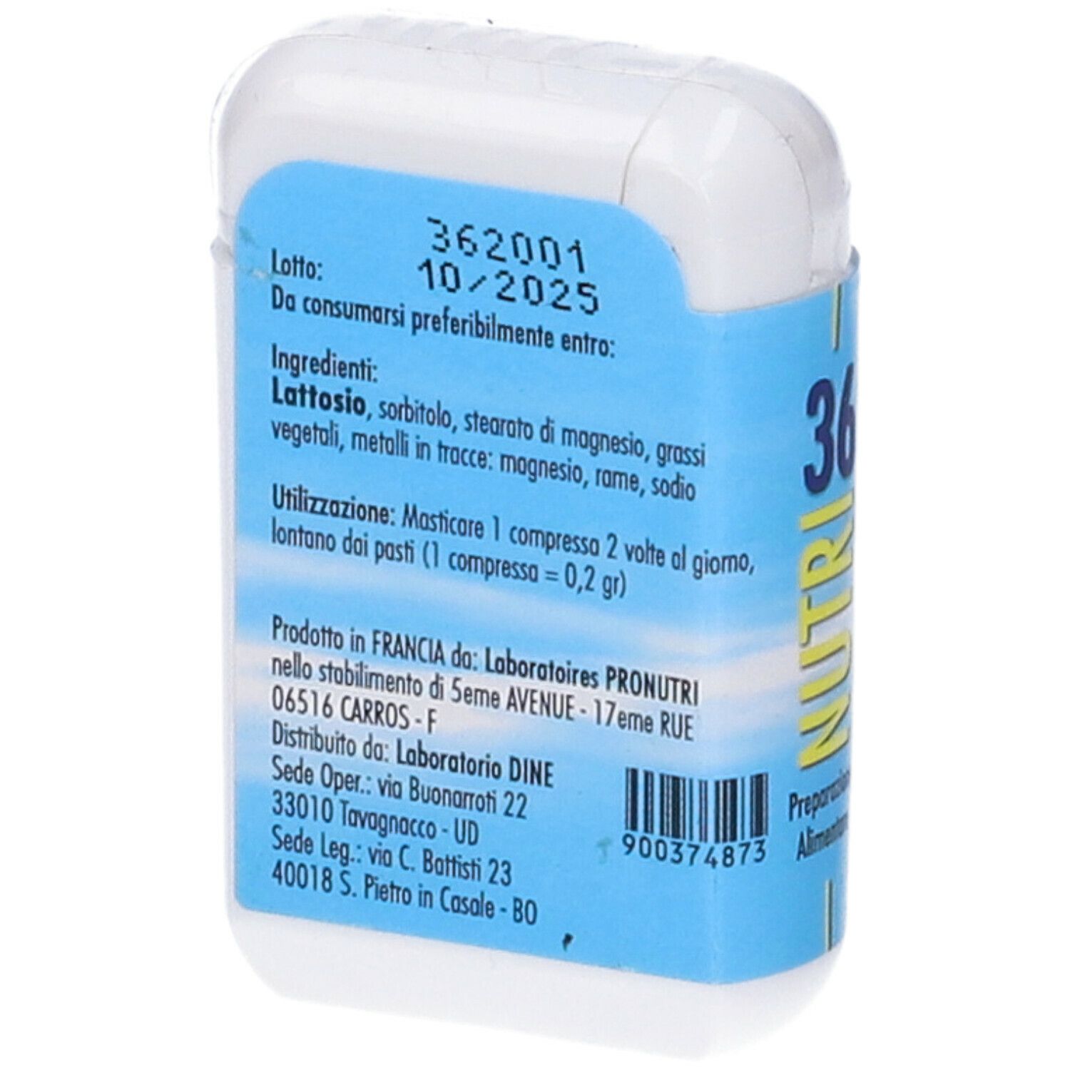 Scatola bianca rettangolare con etichetta blu. Scritta: Ingredienti, data di scadenza. Informazioni produttore.