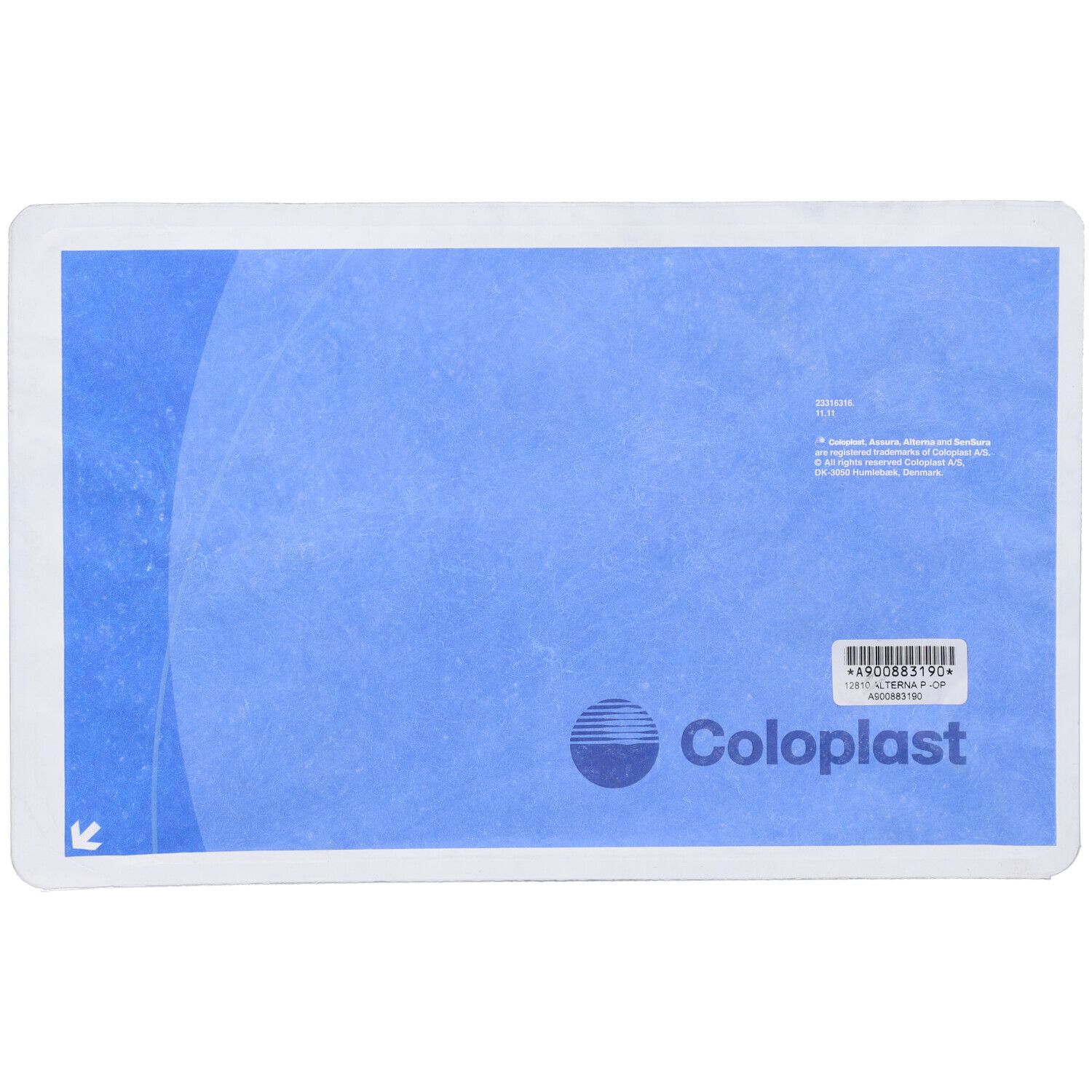 Confezione blu con logo Coloplast e codice a barre. Testo e freccia sulla superficie.