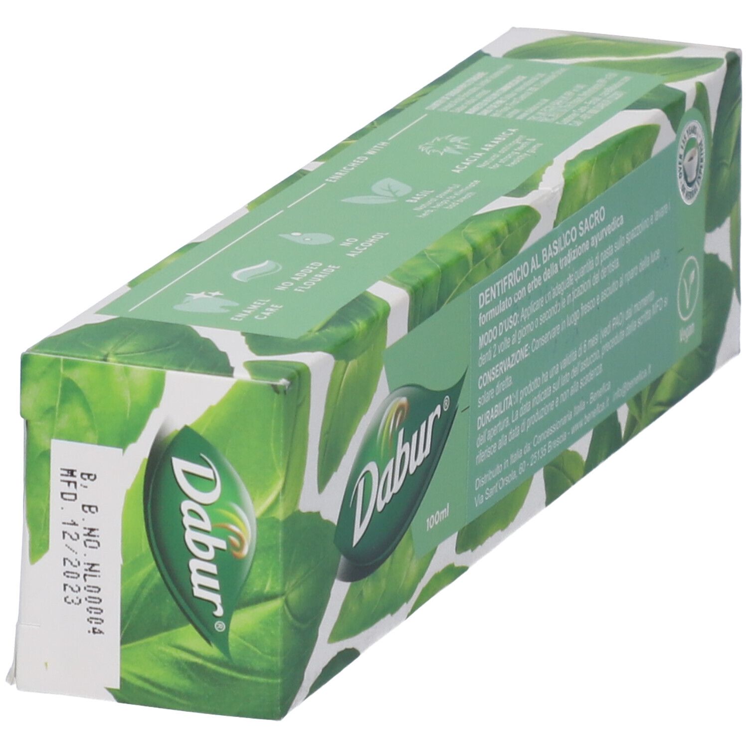 Confezione di dentifricio "Dabur Herbal" al basilico. Scatola turchese e bianca, in diagonale. Nome e logo visibili.