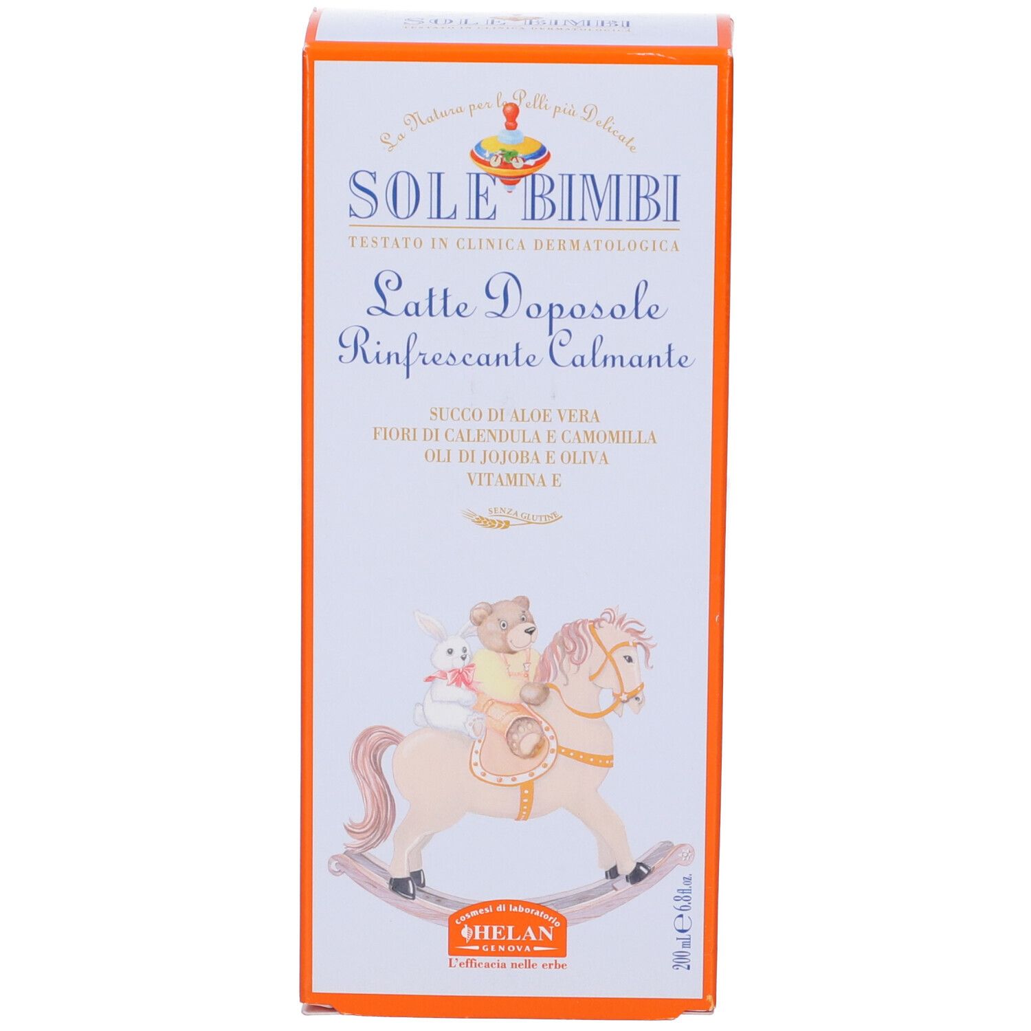 Confezione. Bianca con dettagli arancioni. Scritta: Sole Bimbi, Latte Doposole. Illustrazione: bambino su cavallo a dondolo.