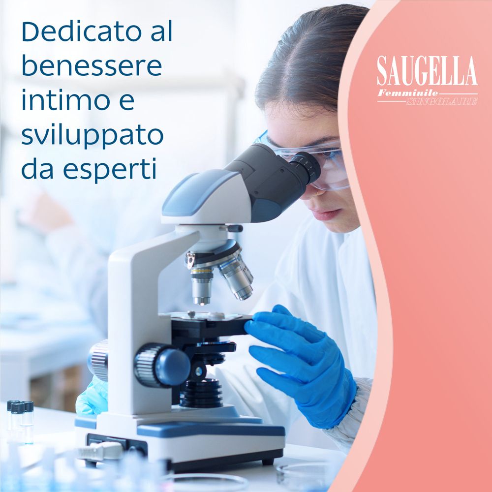 Microscopio. Testo: Dedicato al benessere intimo e sviluppato da esperti. Logo: Saugella Femminile-Singolare.