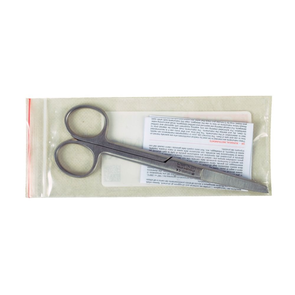 Forbice chirurgica in confezione trasparente. Informazioni sul prodotto sull'etichetta. Istruzioni per l'uso incluse.
