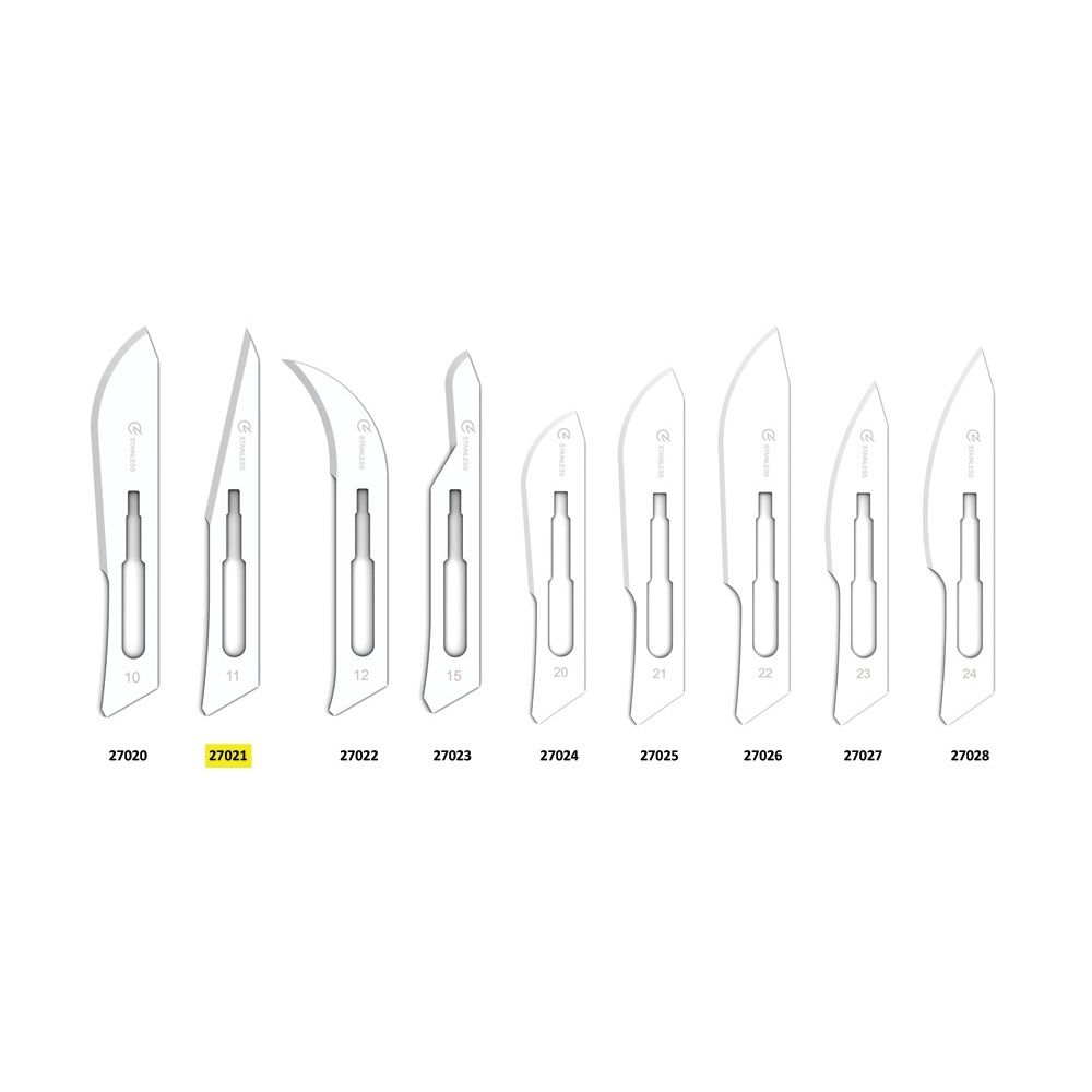 Fila di lame chirurgiche in acciaio inox, varie forme, tra cui la 11, con numerazione.