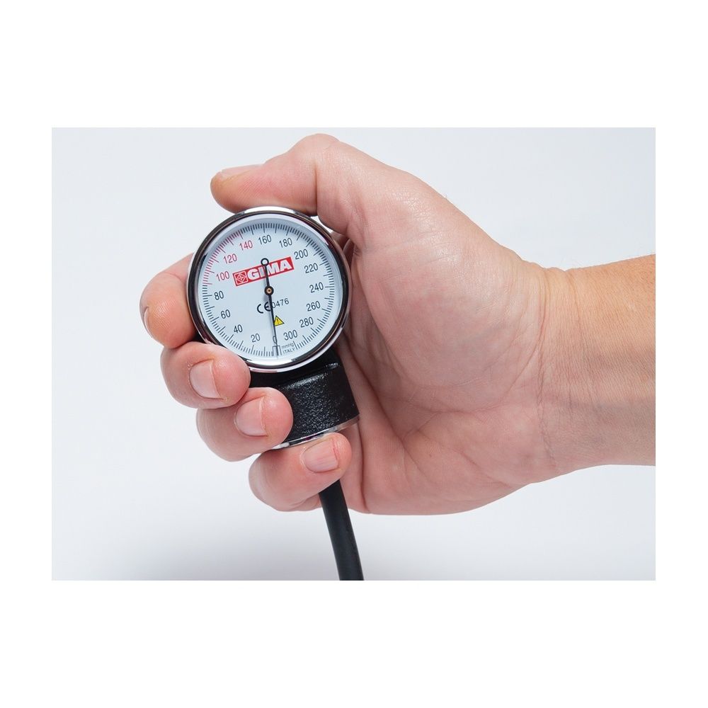 Mano che tiene il quadrante. Quadrante bianco con scala, logo GIMA. Attacco nero.