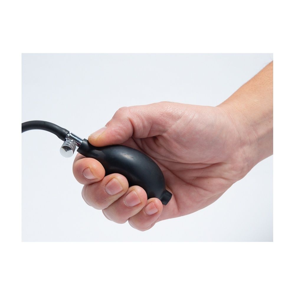 Mano che tiene la pera nera. Pera nera con attacco. Tubo nero.