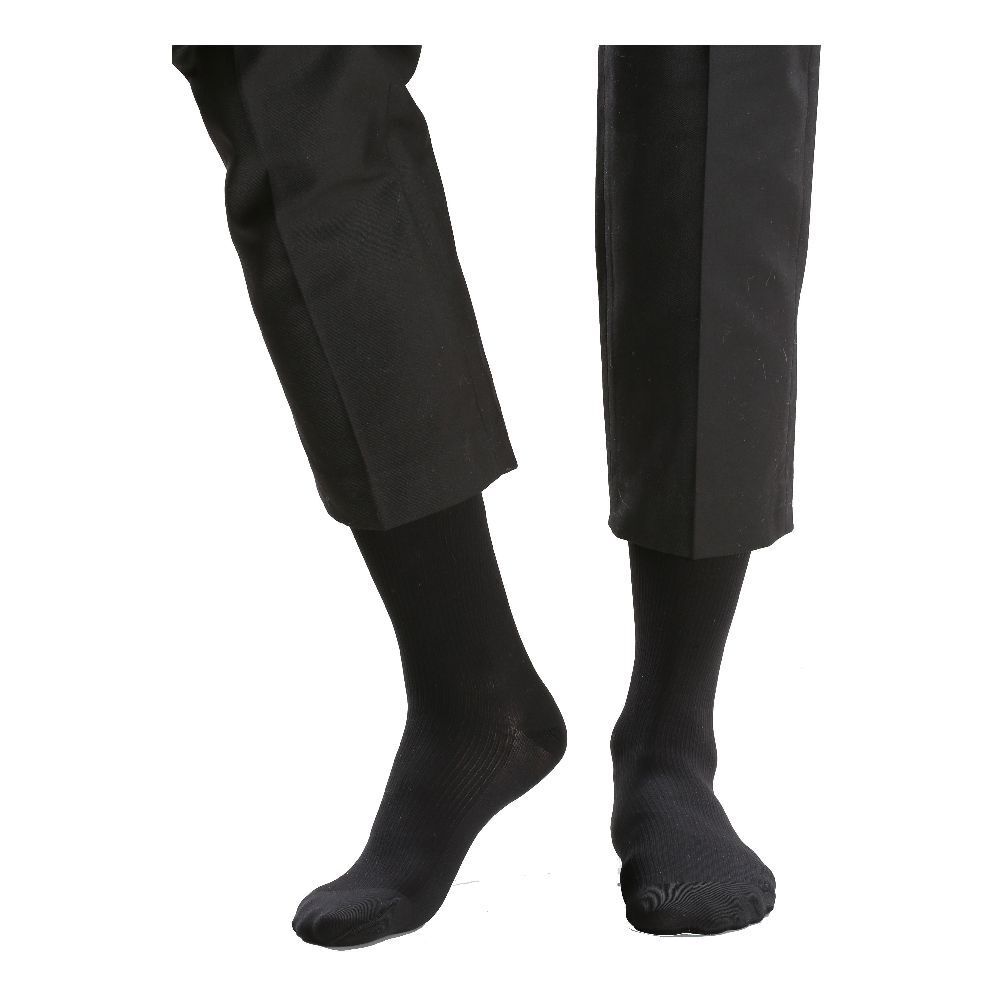 Calzini neri sotto pantaloni neri. I calzini coprono il piede e parte della gamba.