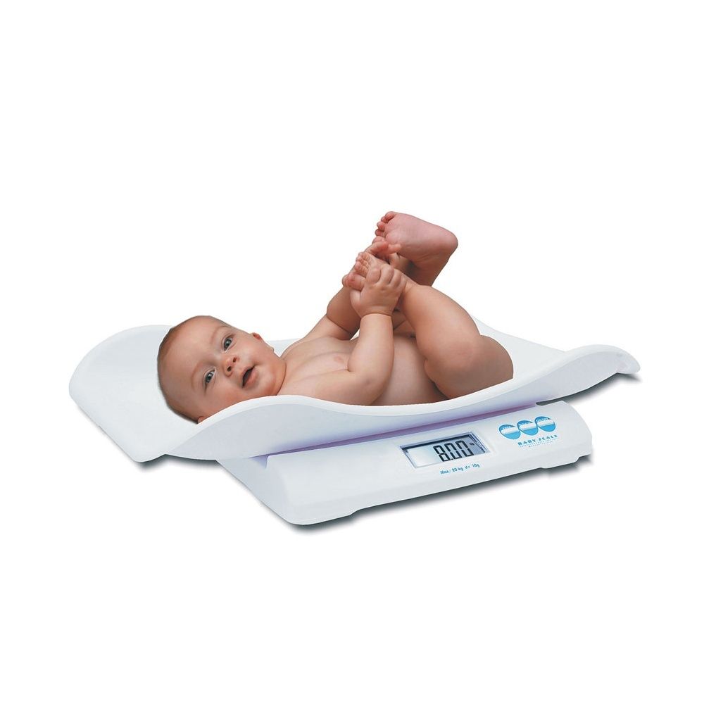 Bambino sdraiato su bilancia bianca con display digitale. Peso visualizzato.
