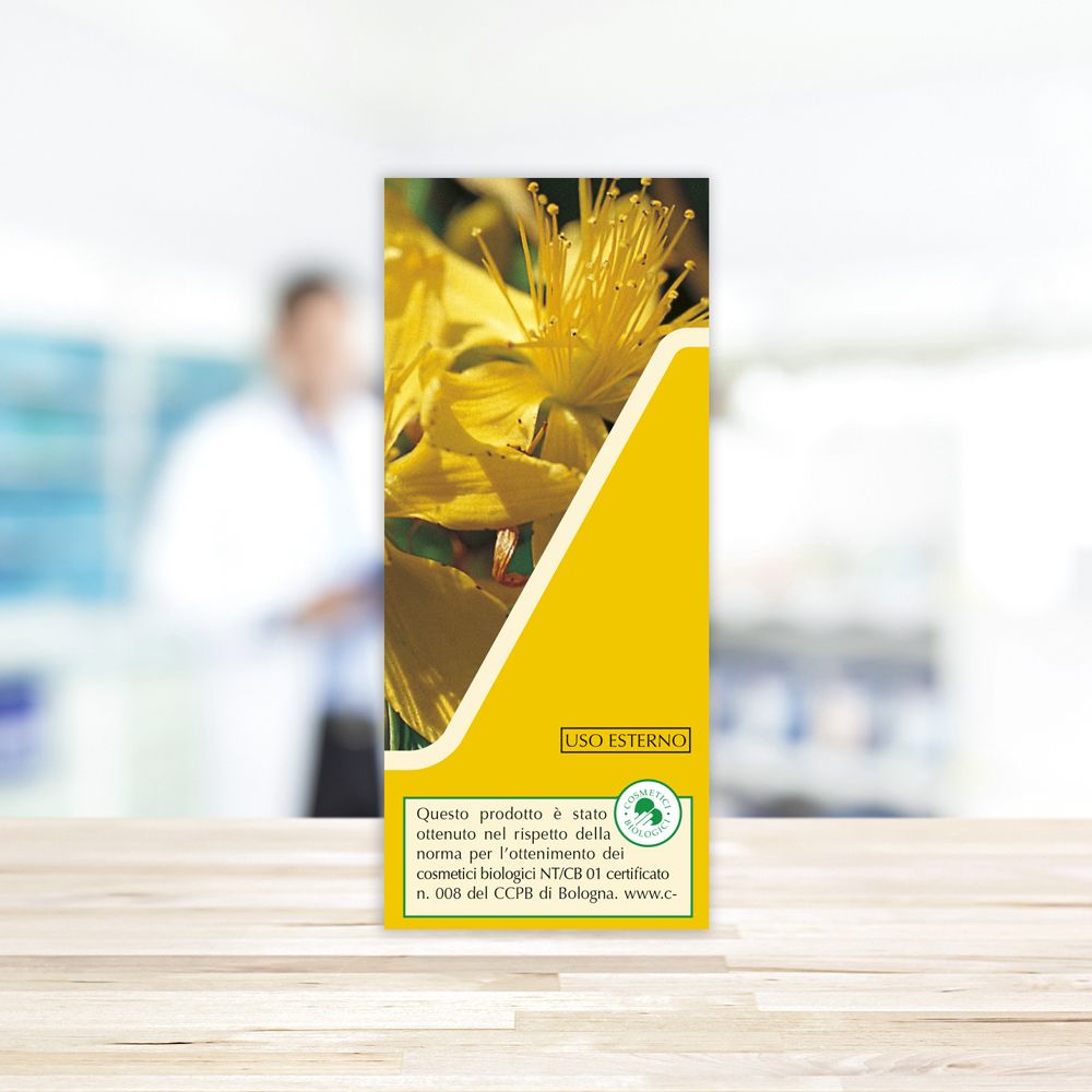 Flacone di vetro marrone con tappo bianco. Testo: Olio all'Iperico. Marchio: Aboca. Con etichetta gialla.