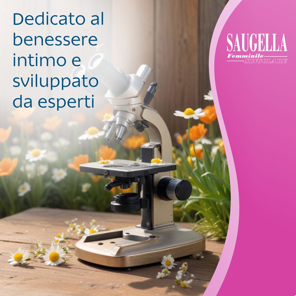 Microscopio su tavolo di legno con fiori. Testo: Dedicato al benessere intimo e sviluppato da esperti. SAUGELLA.