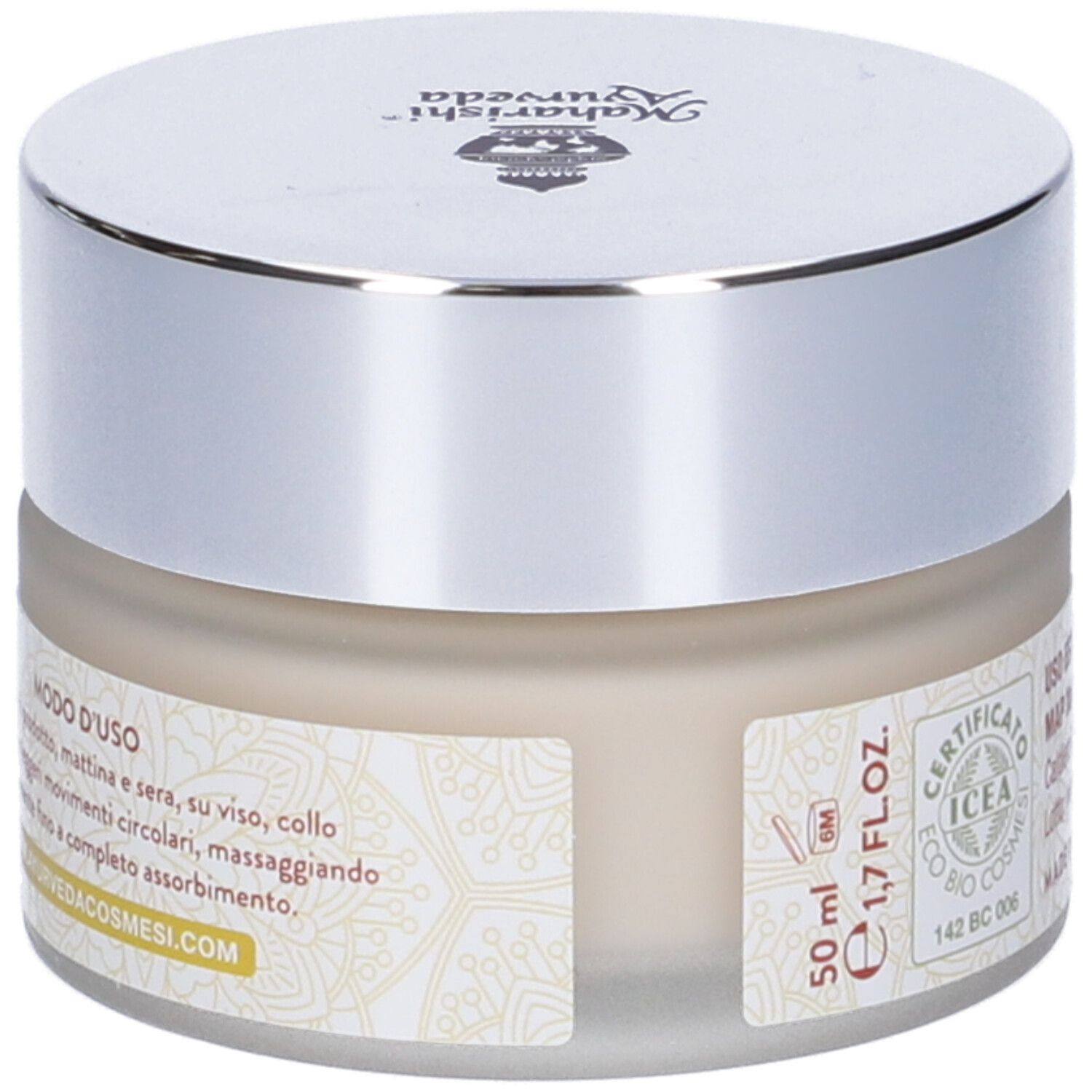 Vaso di crema con coperchio argentato. Scritta: Crema Viso Anti Age. Logo: Maharishi Ayurveda. Modo d'uso.