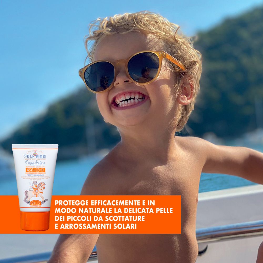 Bambino con occhiali da sole. In sottofondo: mare. Tubo crema solare. Scritta: SOLE BIMBI, SPF50+.