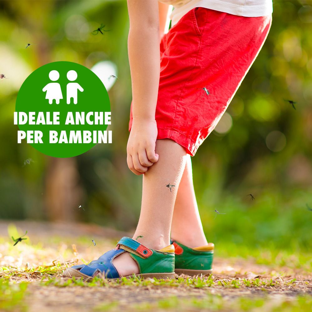 Bambino con pantaloni rossi e sandali. Zanzare che volano. Testo: Ideale anche per bambini.