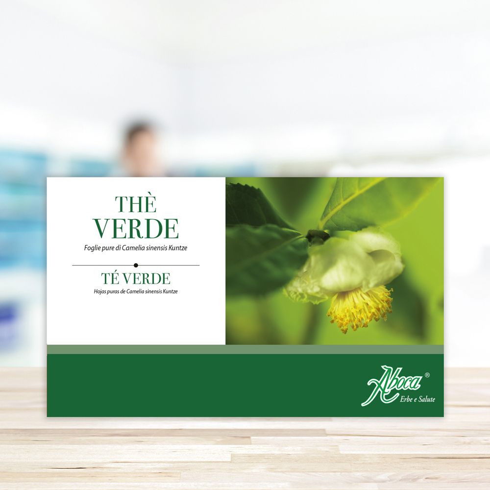 Confezione verde con testo. Logo Aboca in basso a destra. Immagine di fiori di tè verde. Testo: Thé Verde, Té Verde.