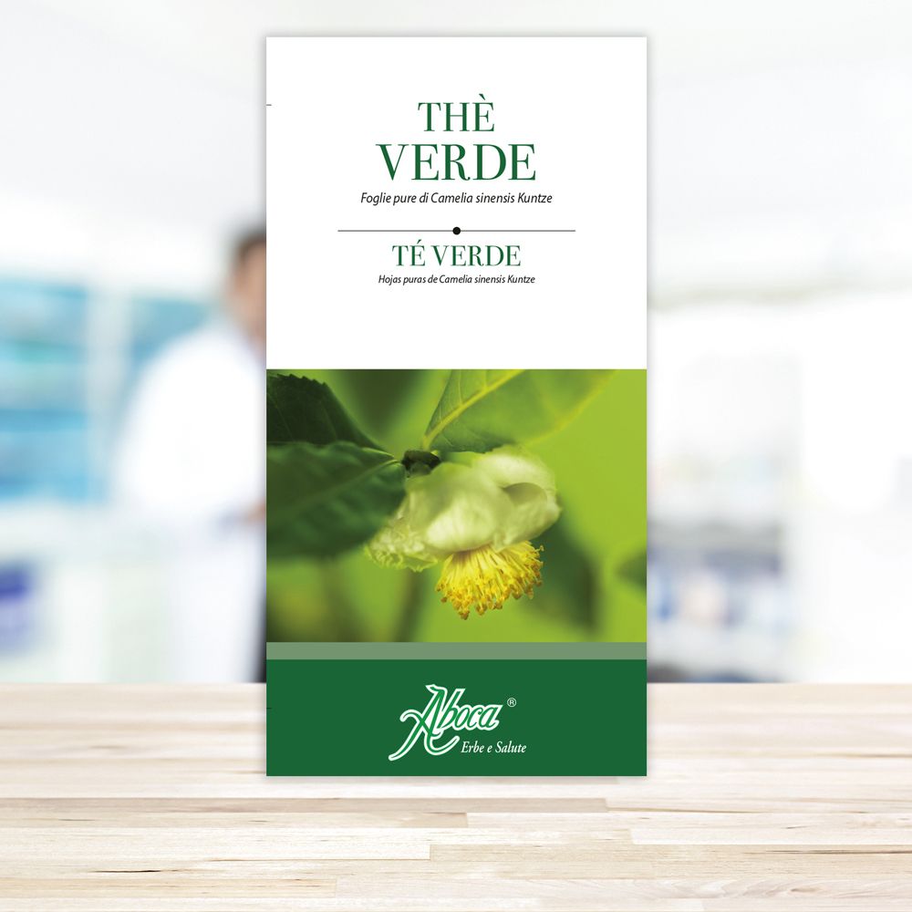Confezione stretta verde con testo. Logo Aboca in basso. Immagine di fiori di tè verde. Testo: Thé Verde, Té Verde.