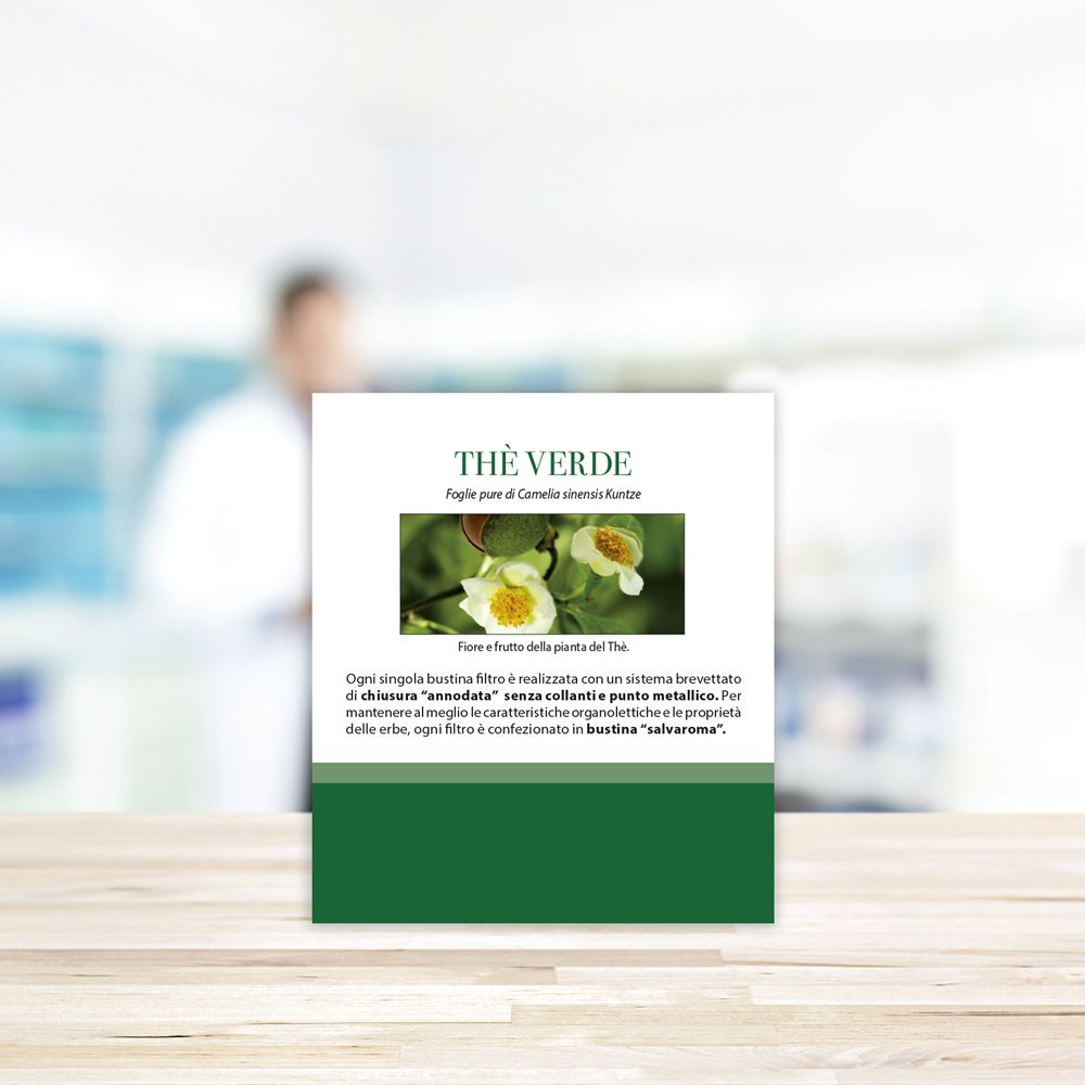Confezione con testo e immagine di fiori di tè verde. Testo: Thé Verde. Logo Aboca. Testo sui filtri.