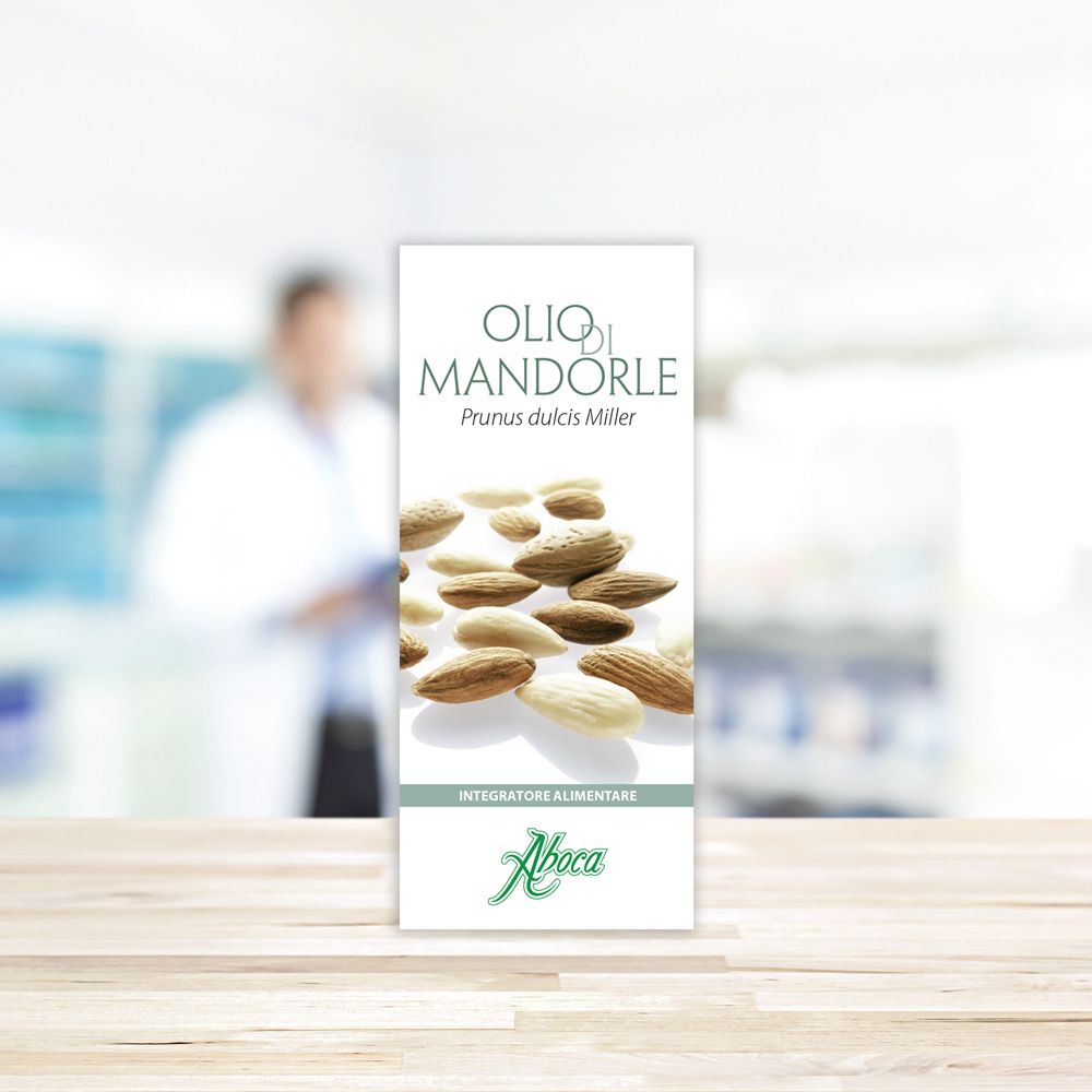 Pubblicità del prodotto con nome e mandorle. Marchio: Aboca. Sfondo: farmacia sfocata.