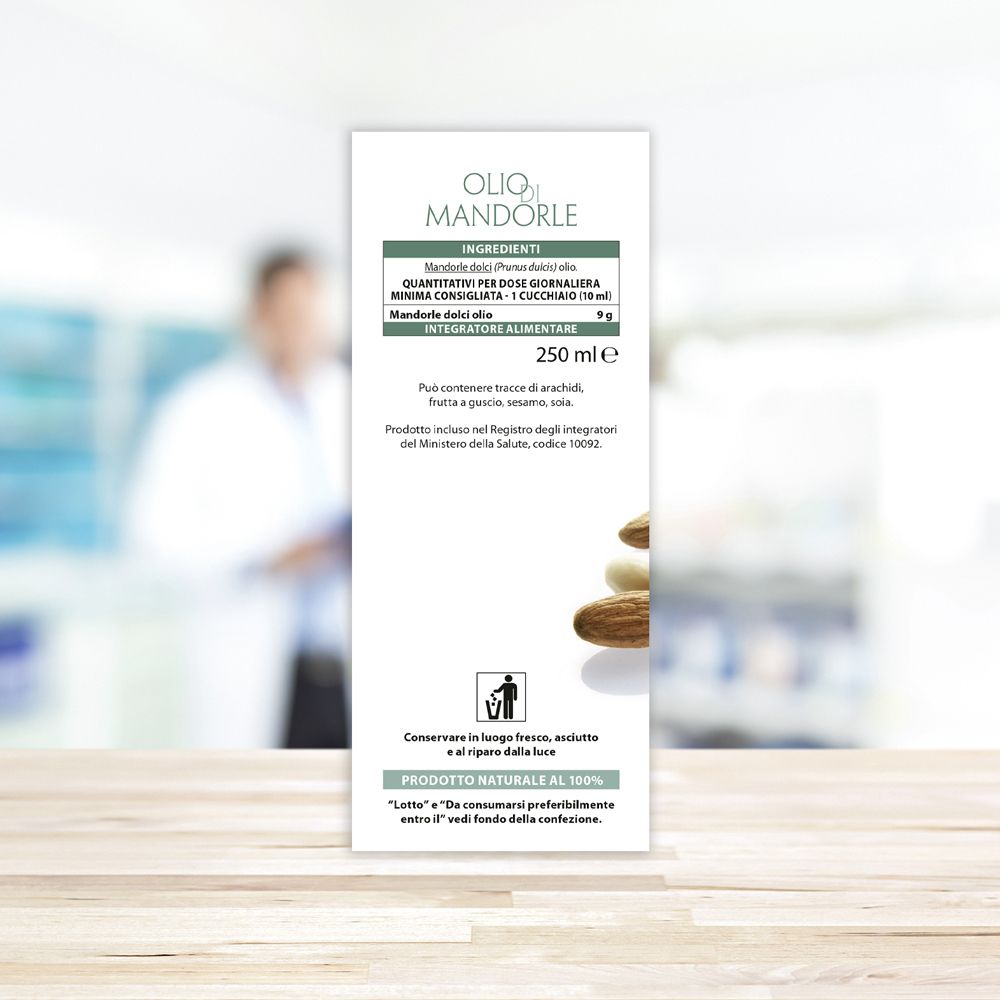 Confezione del prodotto con ingredienti e nome. Testo: OLI DI MANDORLE, Prunus dulcis Miller. 250 ml.
