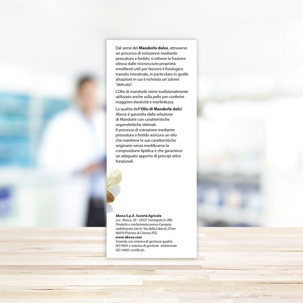 Confezione del prodotto con testo sulla produzione. Testo: OLI DI MANDORLE, Prunus dulcis Miller. Marchio: Aboca.
