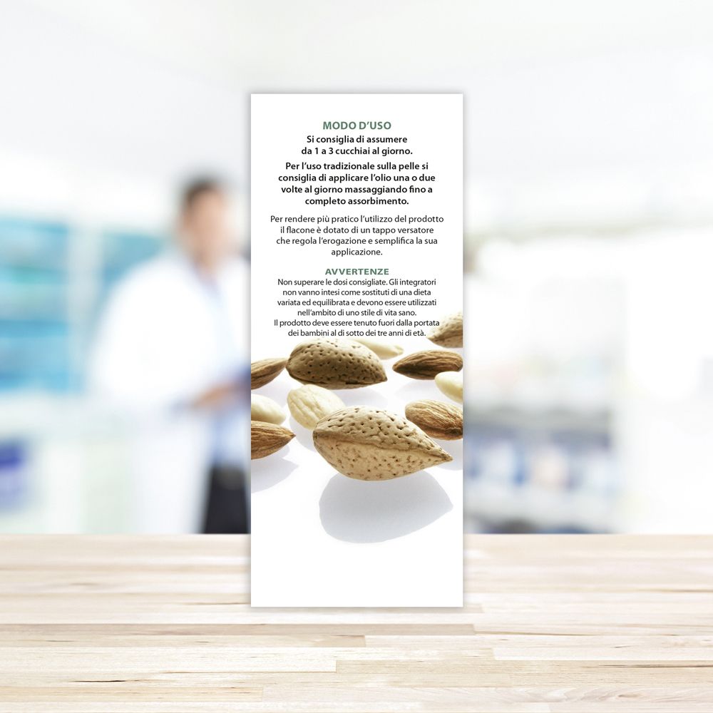 Confezione del prodotto con istruzioni per l'uso. Testo: OLI DI MANDORLE, Prunus dulcis Miller. Marchio: Aboca.