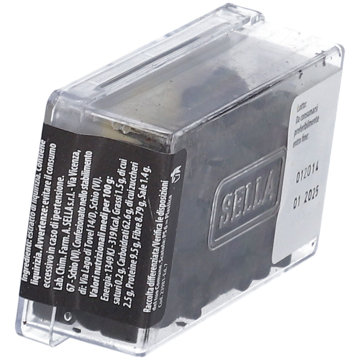 Scatola trasparente con Tronchetti di Liquirizia neri. Etichetta con valori nutrizionali e marchio Sella. Scadenza 01 2025.
